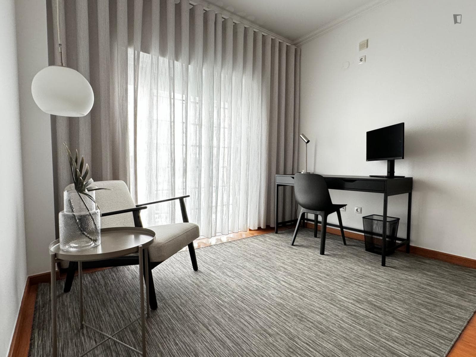 Comfy Single Bedroom ensuite close to Foros de Amora Train Station photo 1