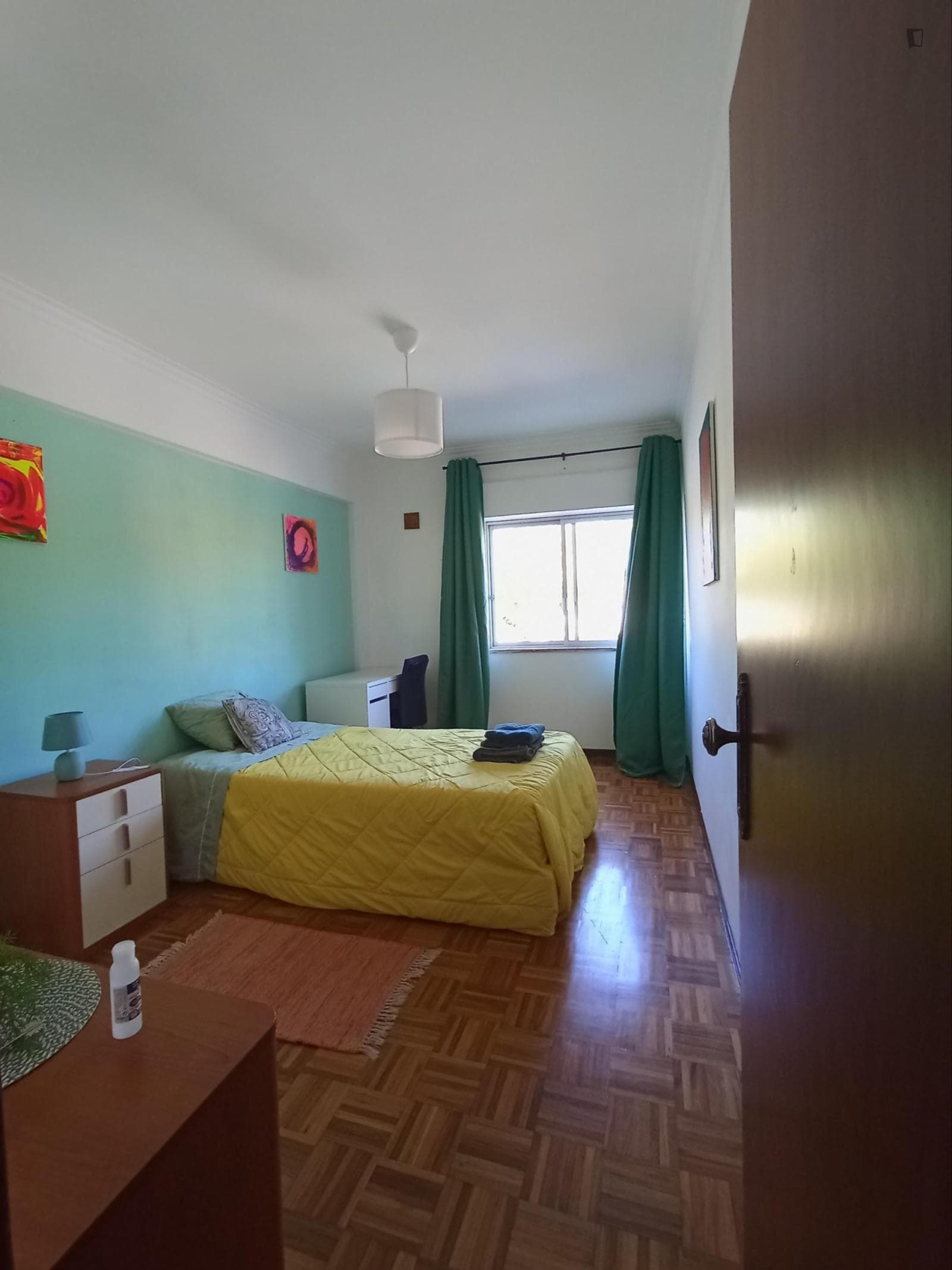 Sunny single bedroom next to Mercês train station photo 1