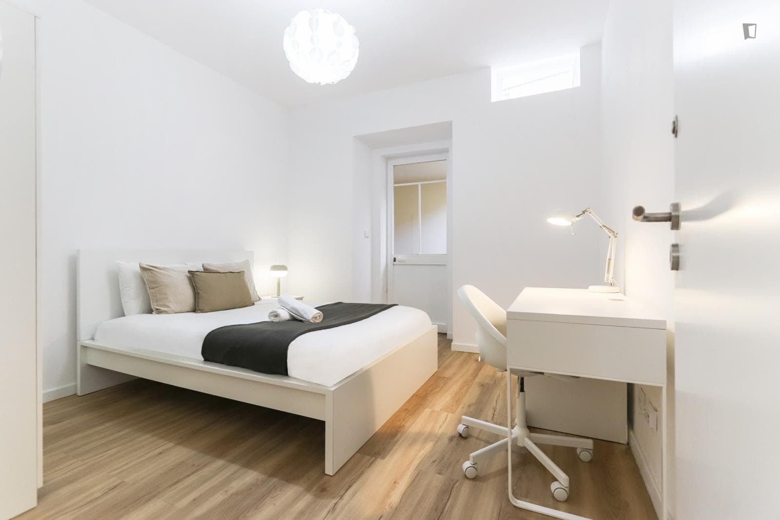 Bright double bedroom near the Avenida metro photo 1