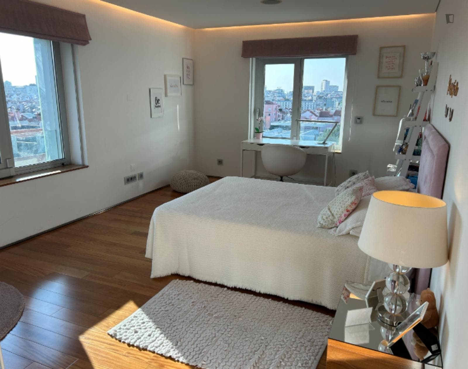 Shining Double Bedroom ensuite in apartment at luxury condo with pool and gym photo 1
