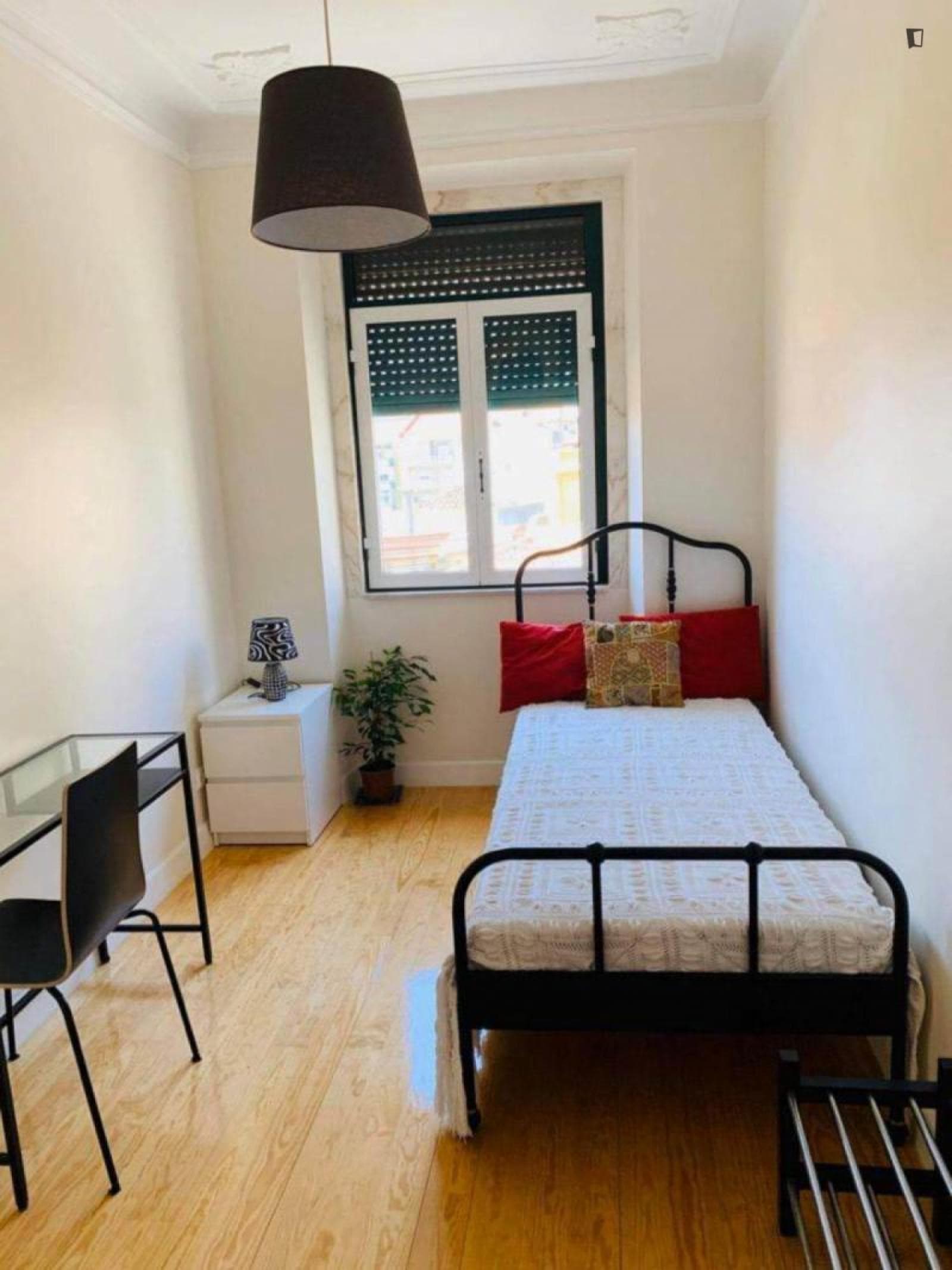 Sunny and cool single bedroom photo 1