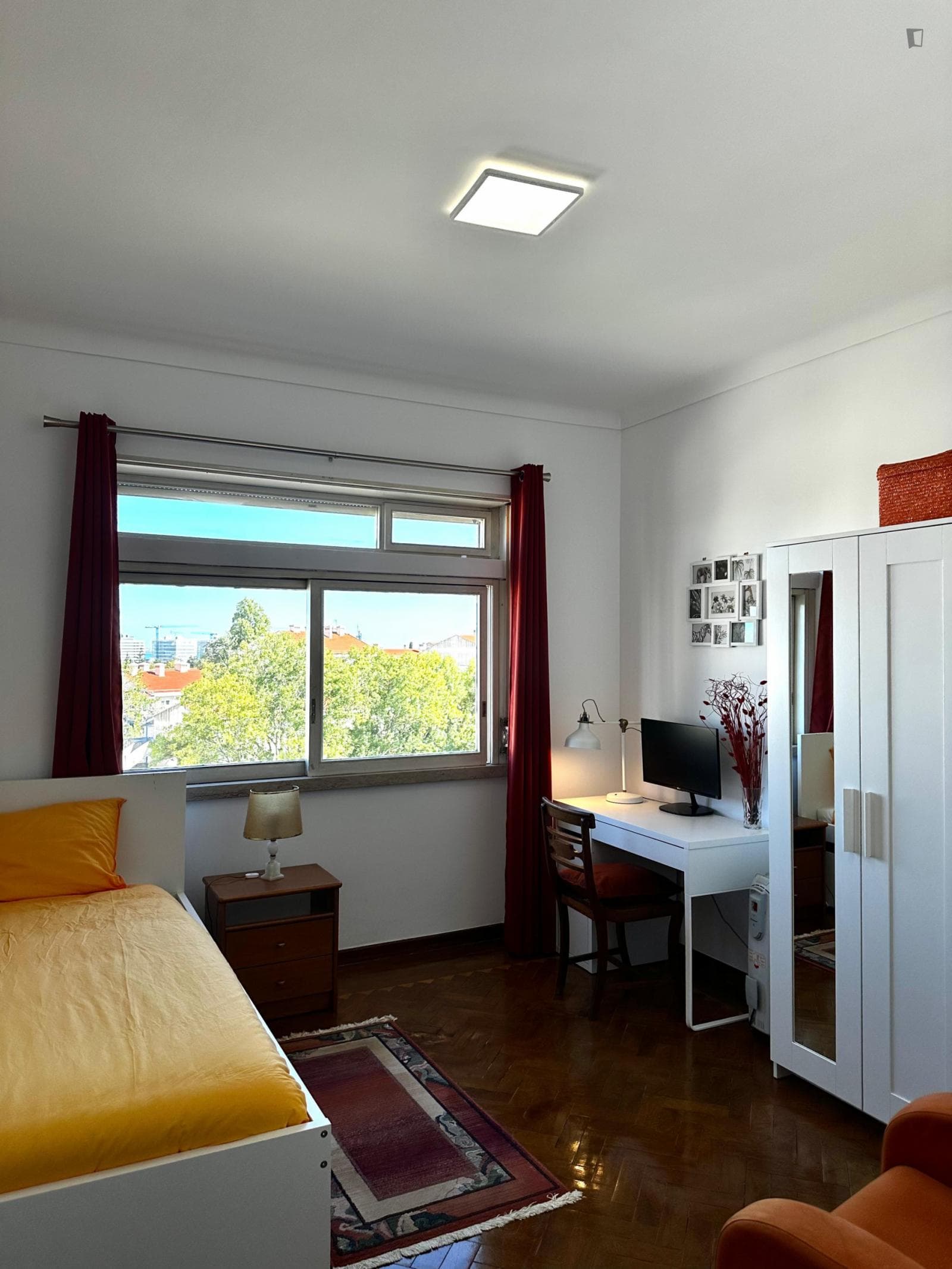 Cozy Single Bedroom close to Lisboa Oriente Train Station and Airport photo 1