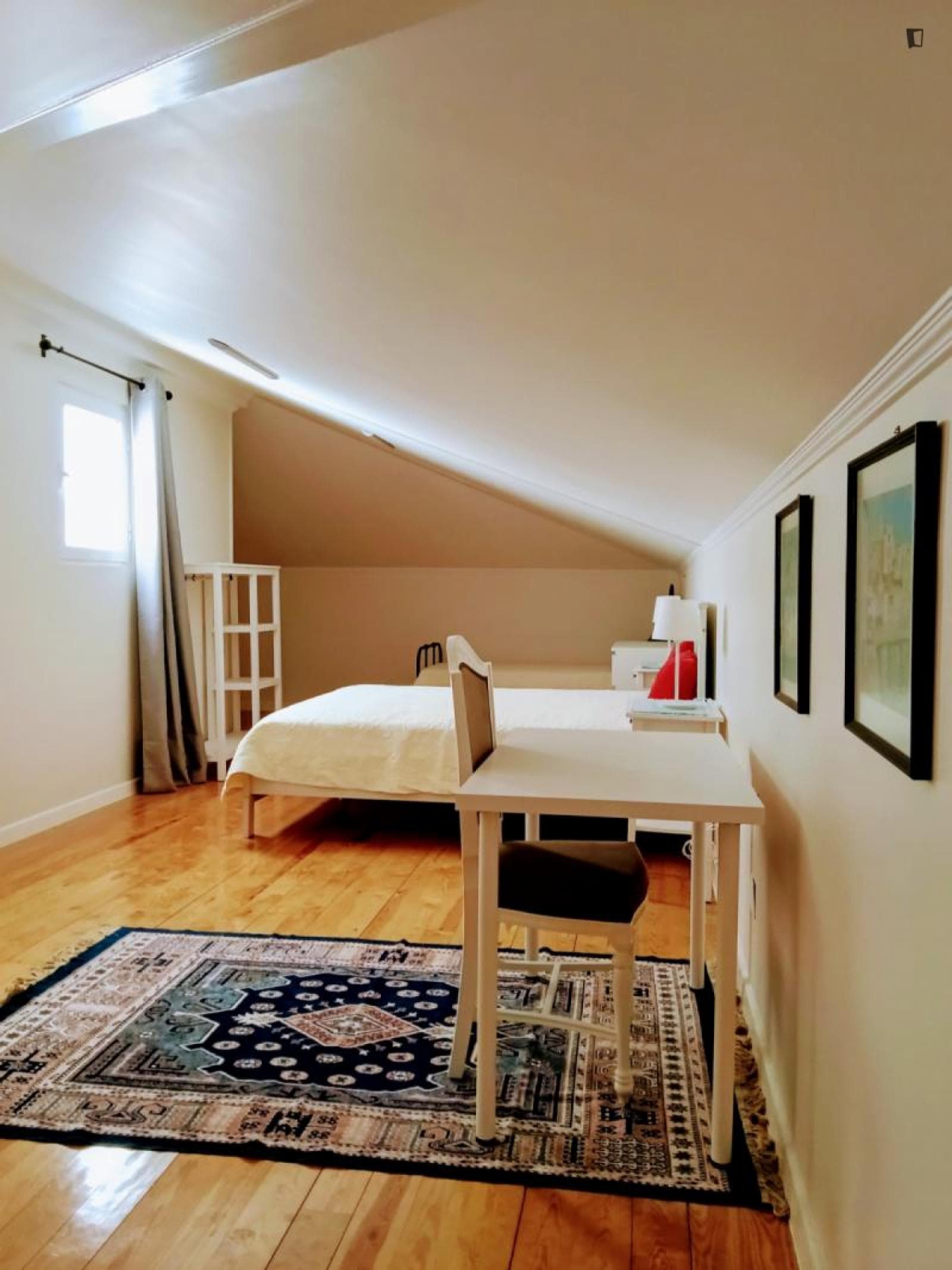 Charming twin bedroom photo 1