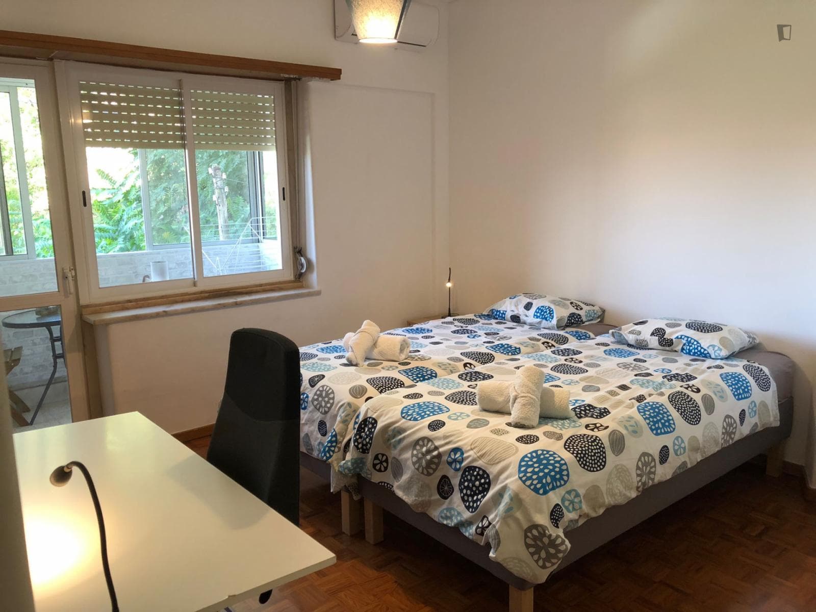 Lovely twin bedroom, with enclosed balcony and A/C, near Anjos metro station photo 1