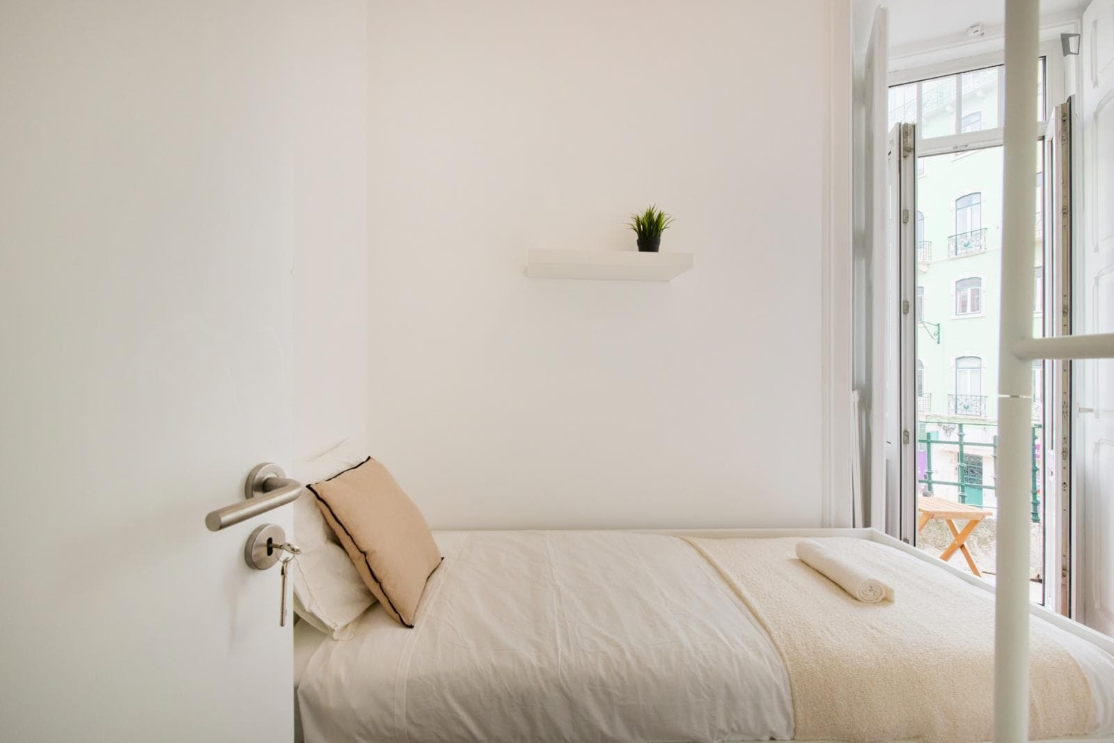 Sunny single bedroom photo 1