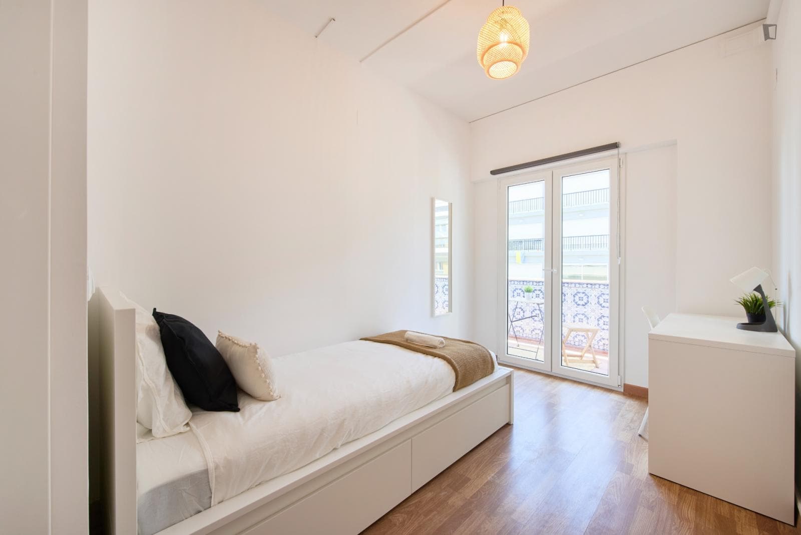 Bright bedroom next to Saldanha metro station photo 1