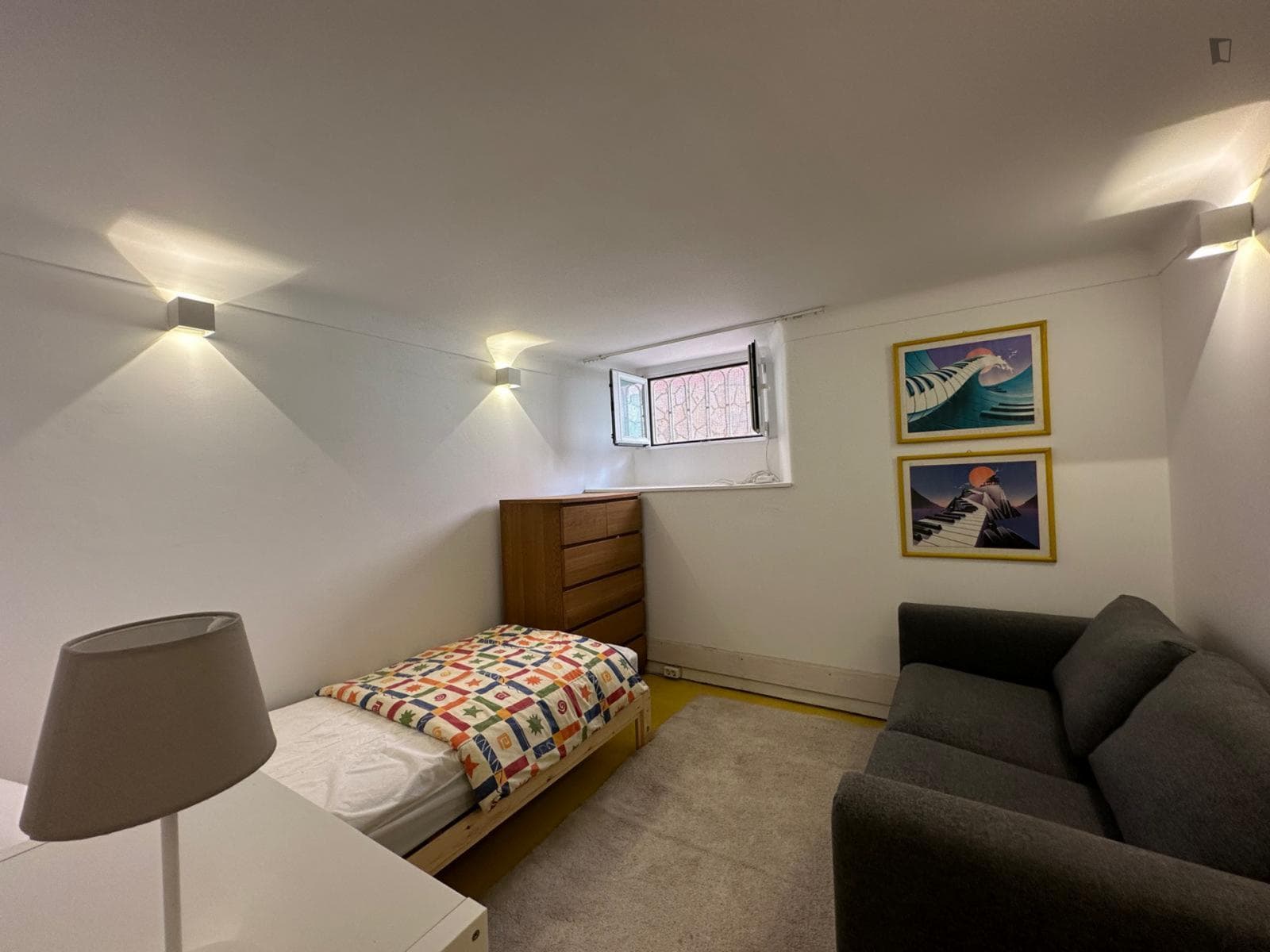 Lovely bedroom in a 8-bedroom flat photo 1