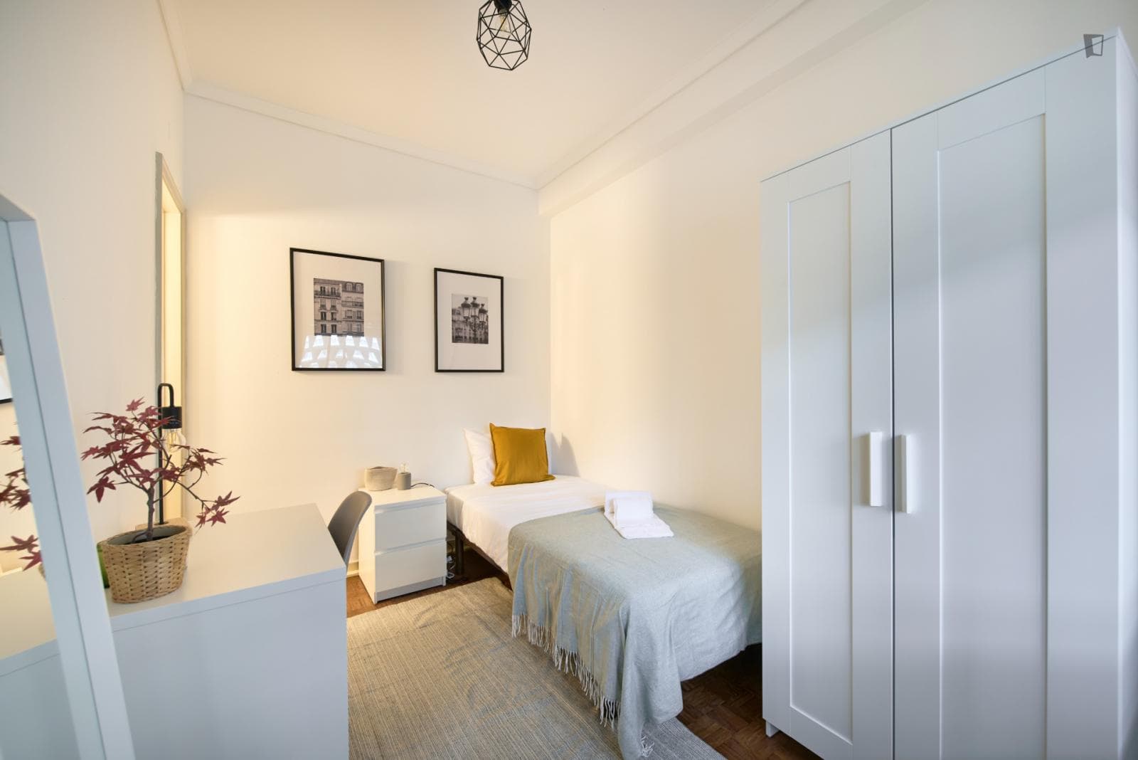 Elegant single ensuite bedroom in Roma-Areeiro photo 1