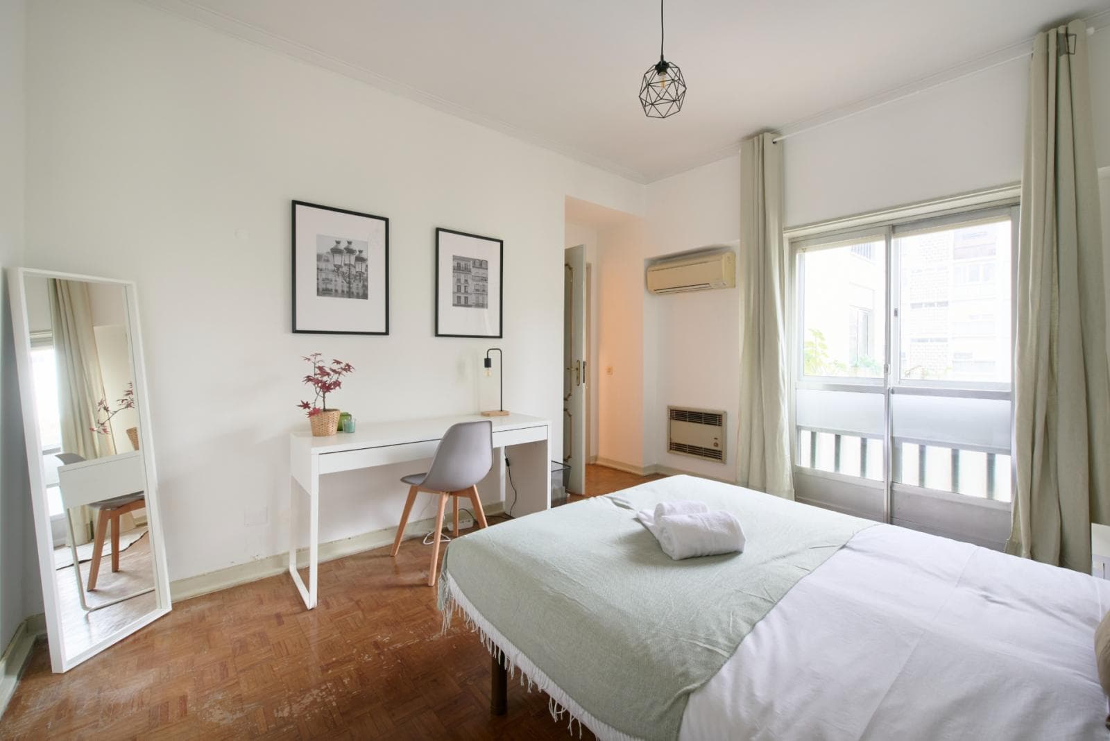 Ample double bedroom in Roma-Areeiro photo 1