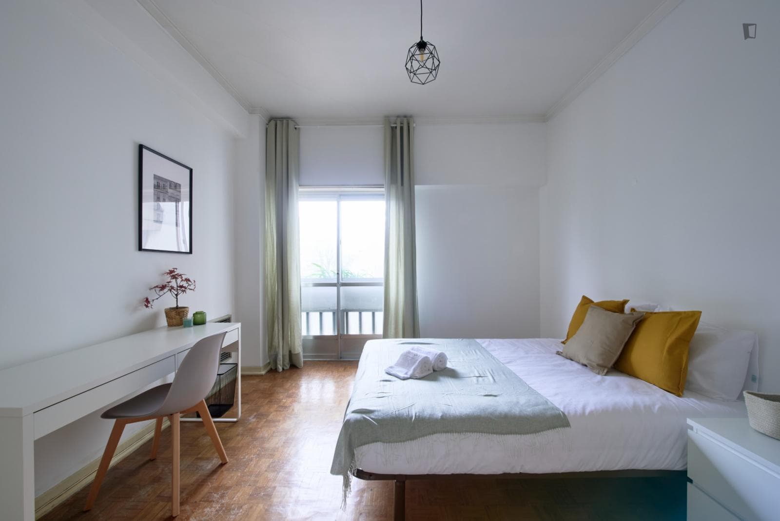 Spacious double bedroom near the Roma-Areeiro train station  photo 1