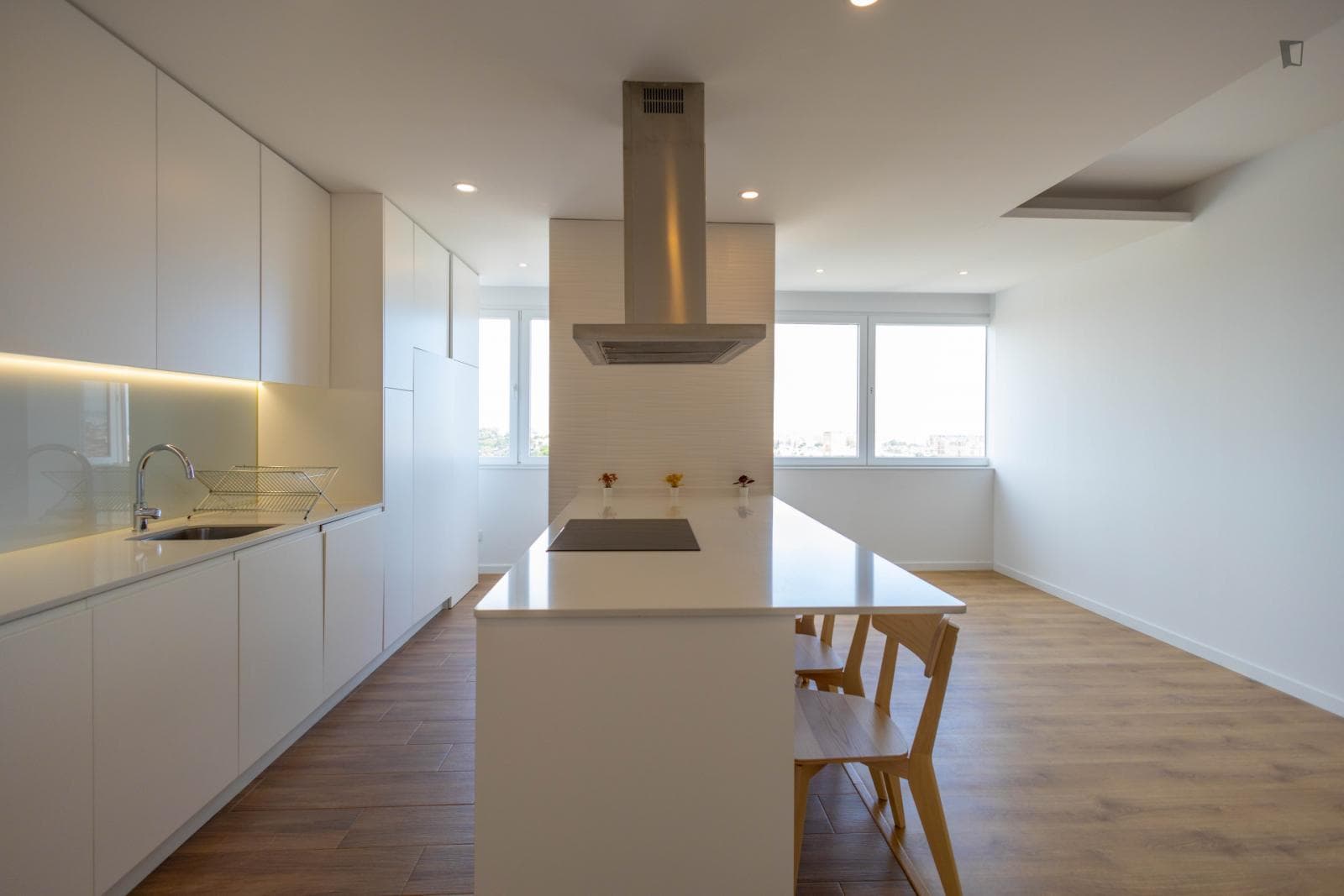 Modern single bedroom in shared flat close to the Areeiro metro station photo 1