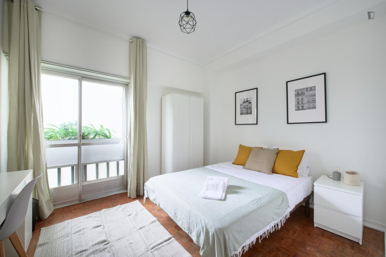 Luminous double bedroom in Roma-Areeiro photo 1