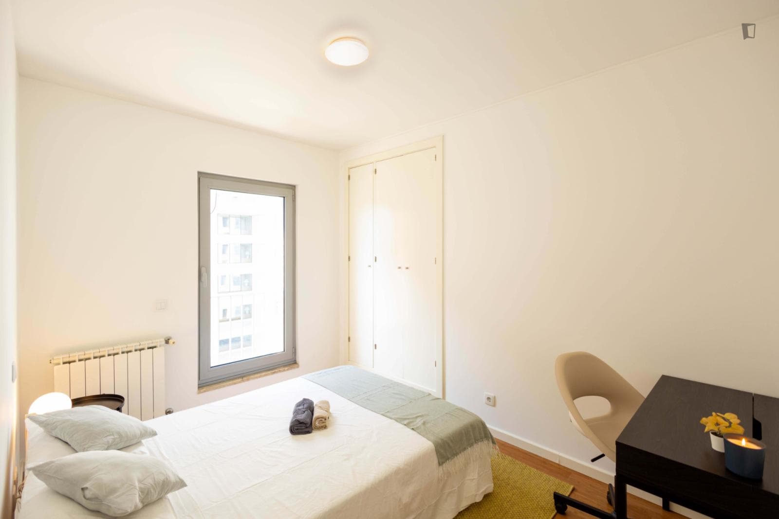 Bright double bedroom in modern 5-bedroom apartment in Parque das Nações photo 1