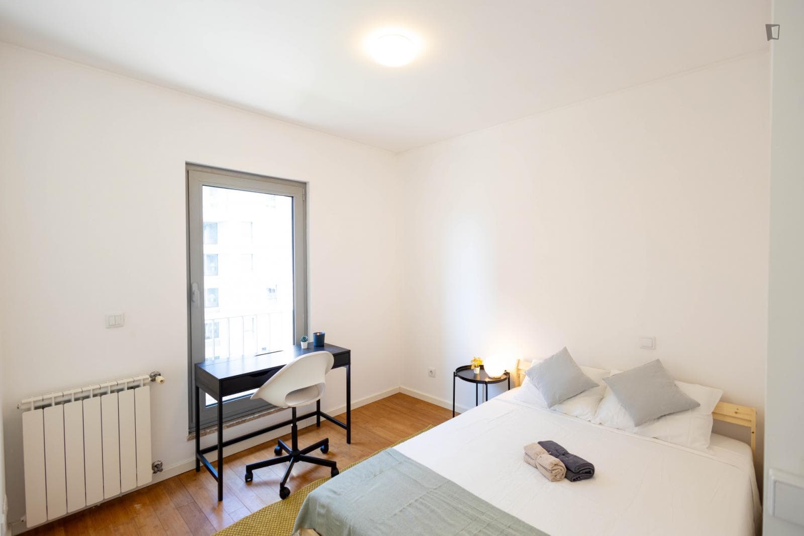 Beautiful double bedroom in modern 5-bedroom apartment in Parque das Nações photo 1