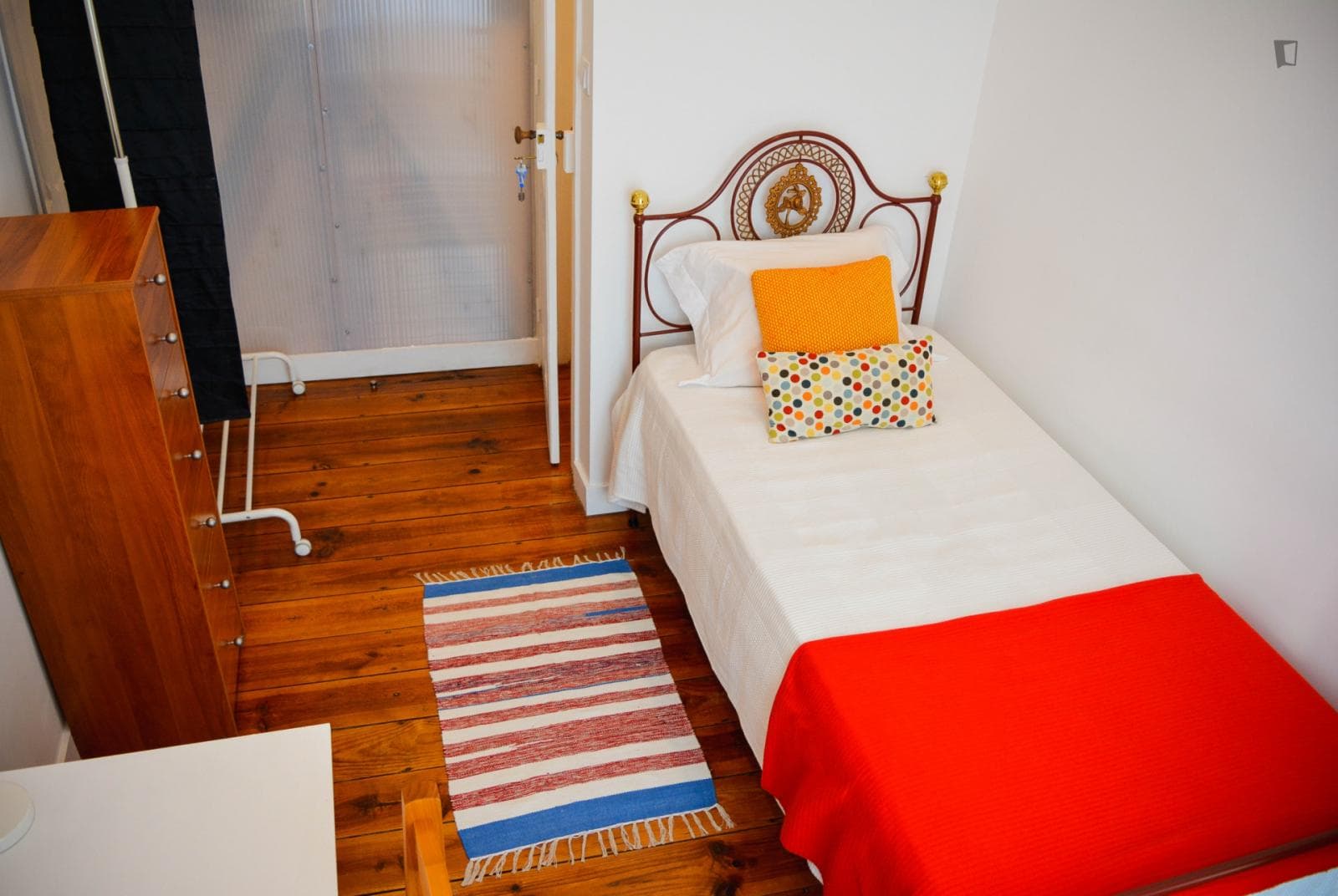Very cool single bedroom next to IST photo 1