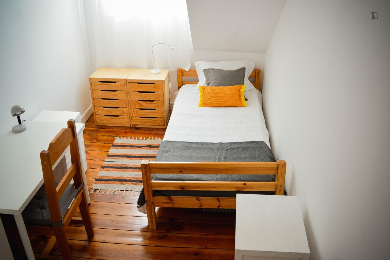 Sunny single bedroom close to Arroios metro station photo 1