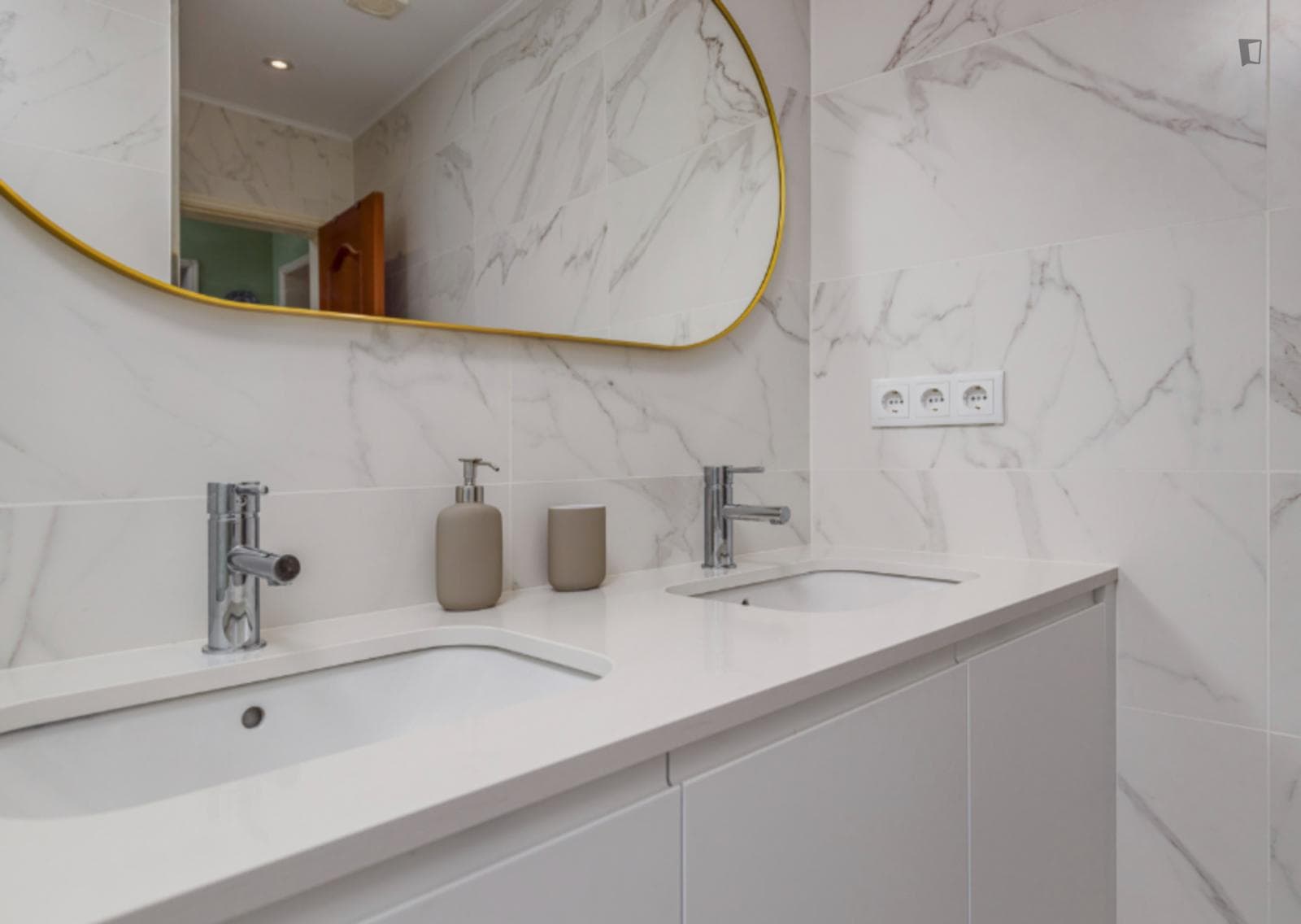 Magnificent 3 Bedroom Apartment close to Arroios Metro photo 1