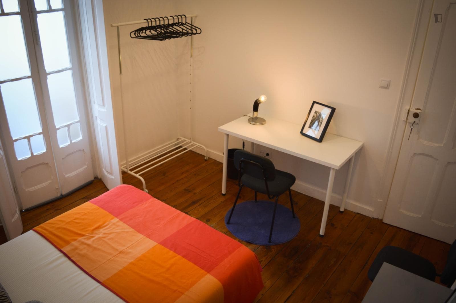 Bright double bedroom in a 4-bedroom flat photo 1