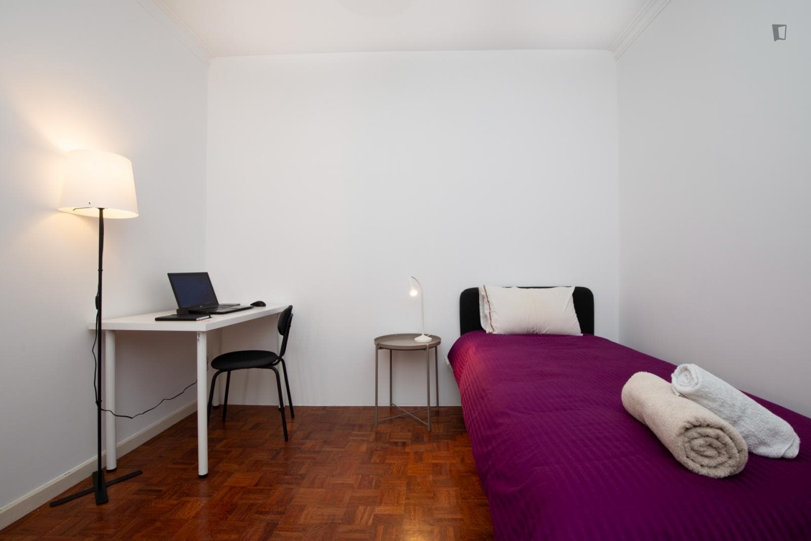 Comfy bedroom close to Sete Rios bus station photo 1