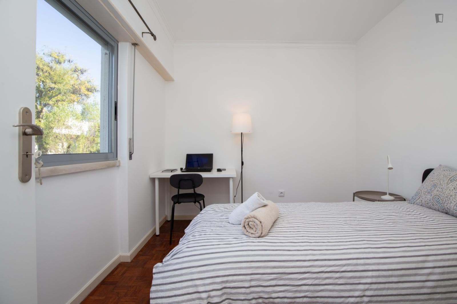 Bright bedroom in a 4-bedroom flat photo 1