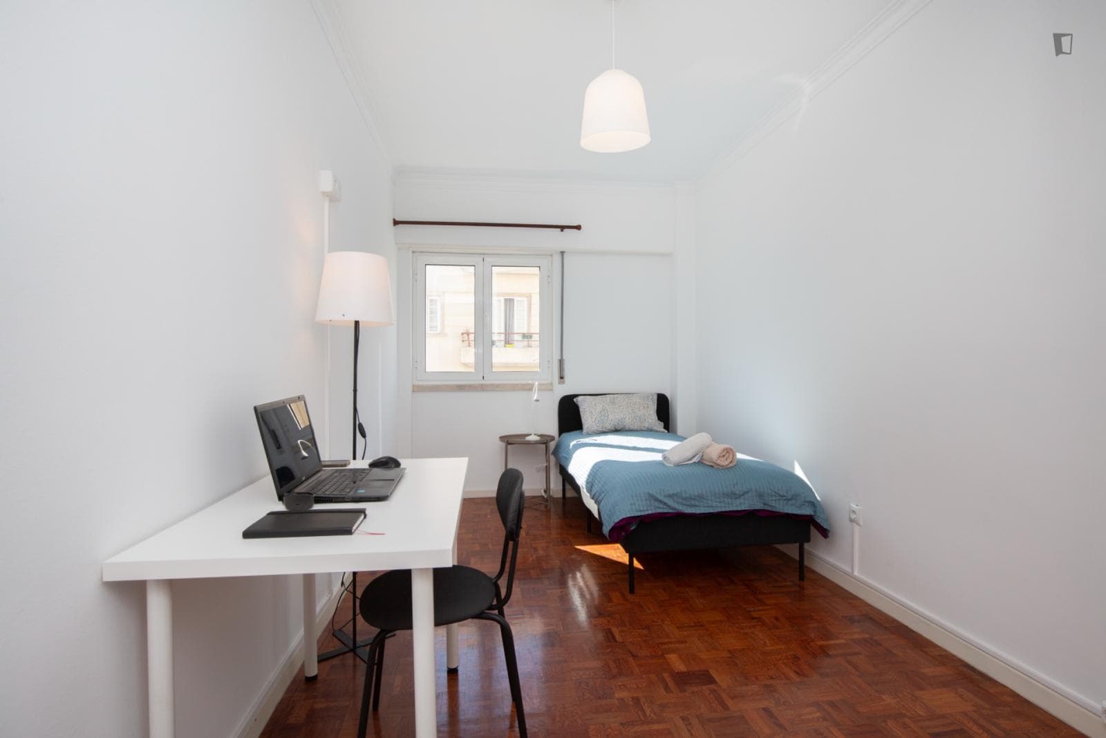 Lovely bedroom close to Sete Rios train station photo 1