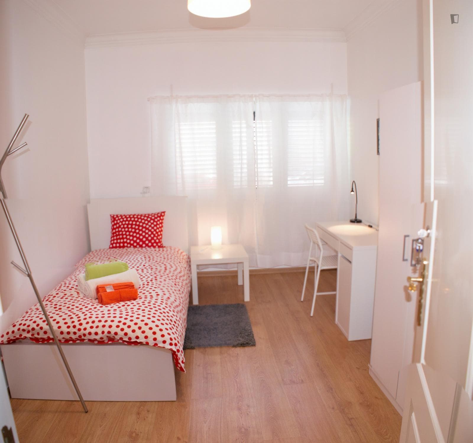Inviting single bedroom near the Lisbon Zoo photo 1