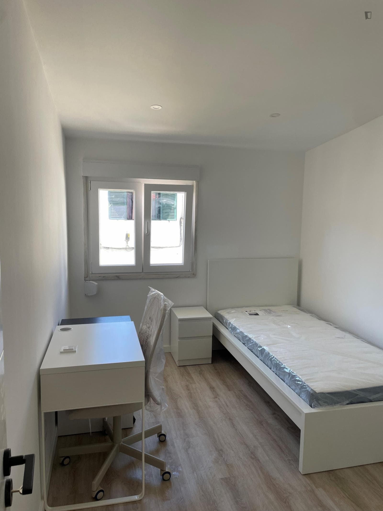 Sunny single bedroom next to Braço de Prata train station photo 1