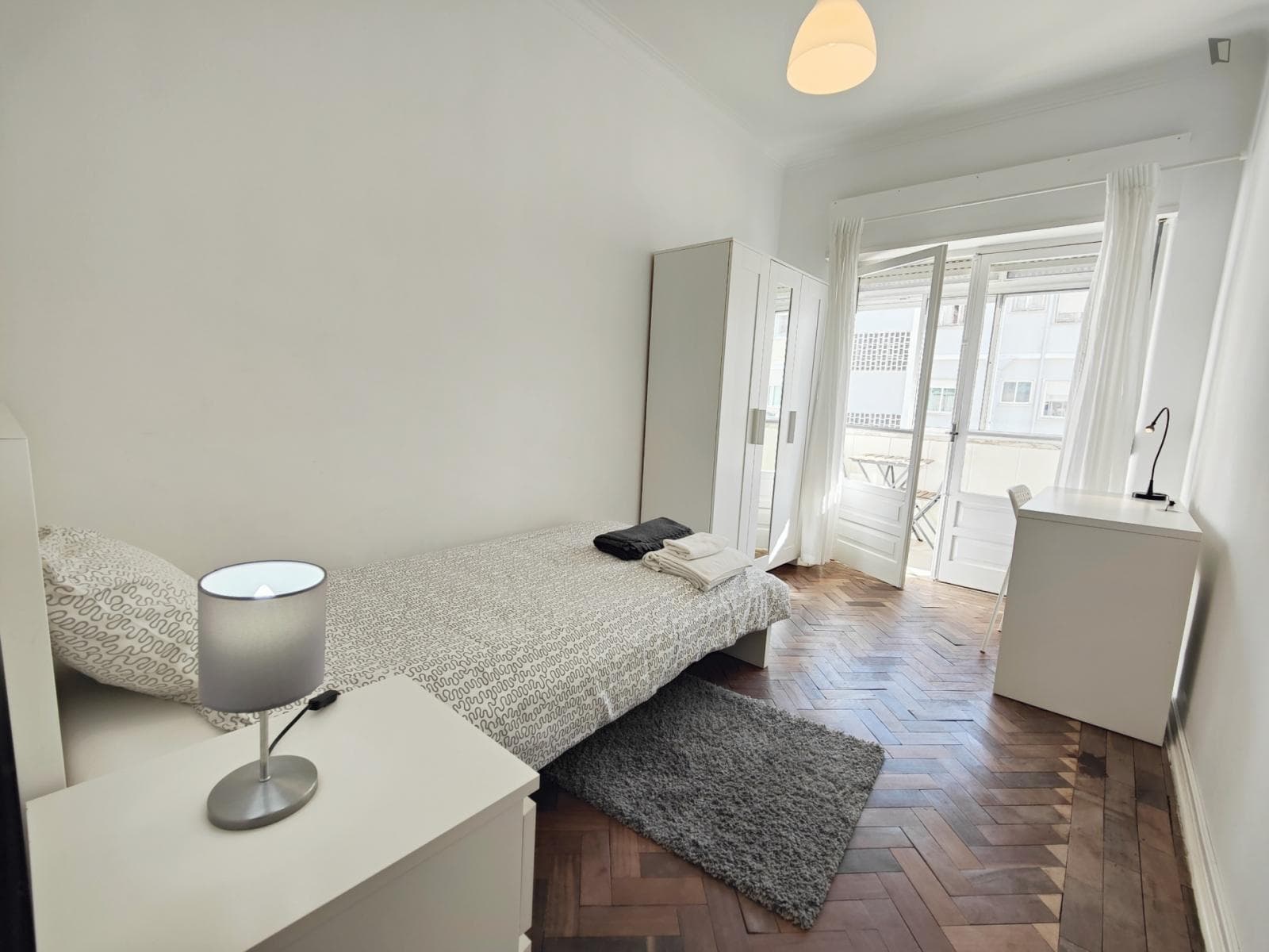 Airy single bedroom in Benfica photo 1