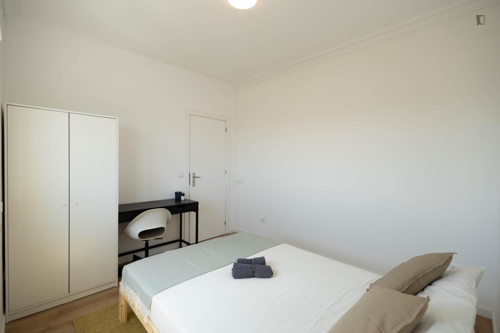 Modern single bedroom in nice 5-bedroom apartment in Areeiro photo 1