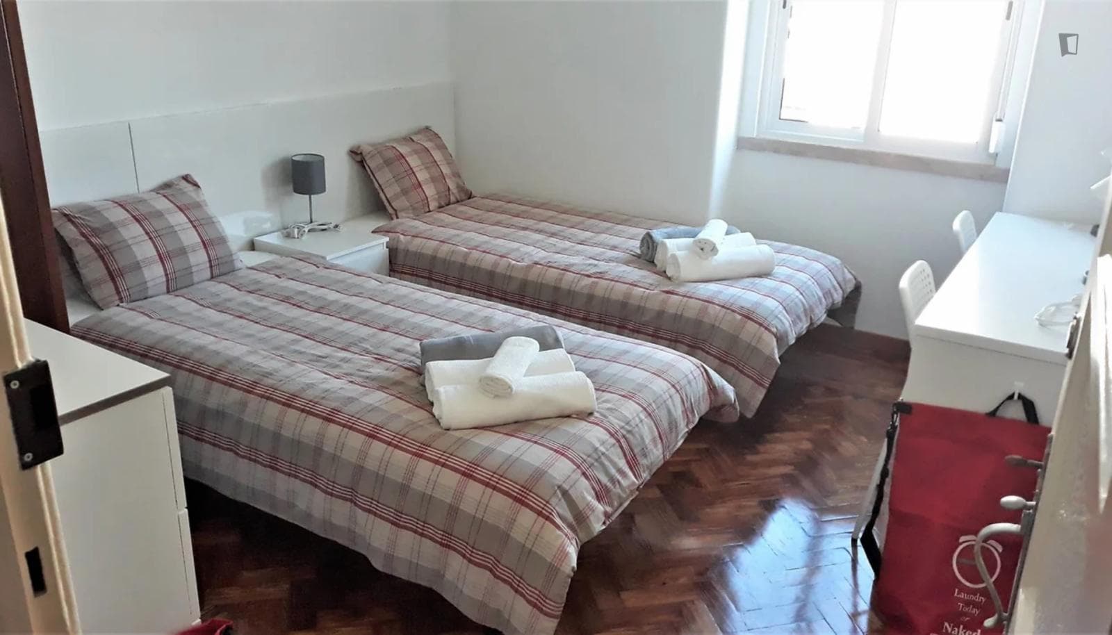 Nice twin bedroom in well-linked Benfica photo 1