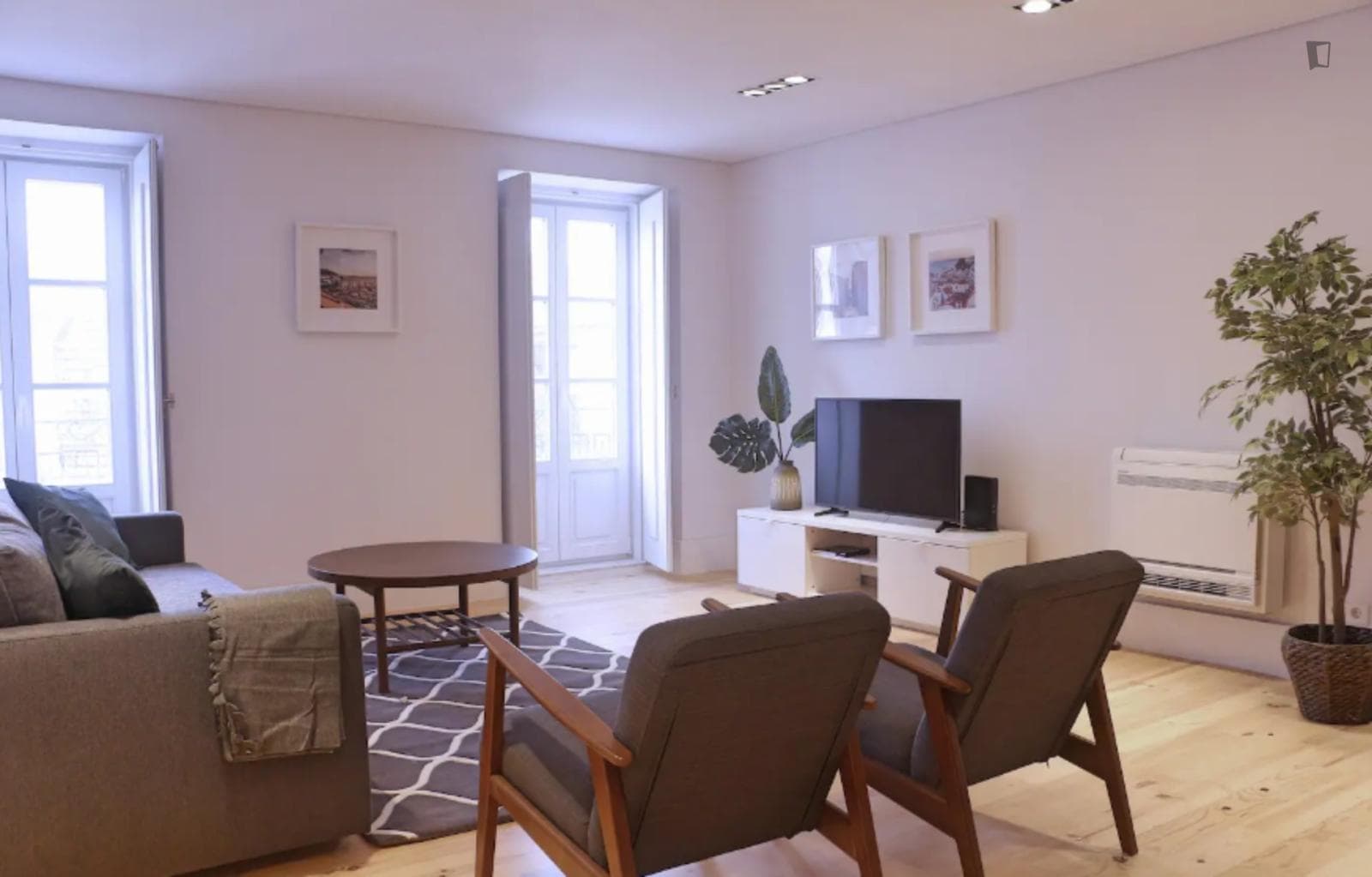 Spacious 1-bedroom flat in downtown Lisbon photo 1