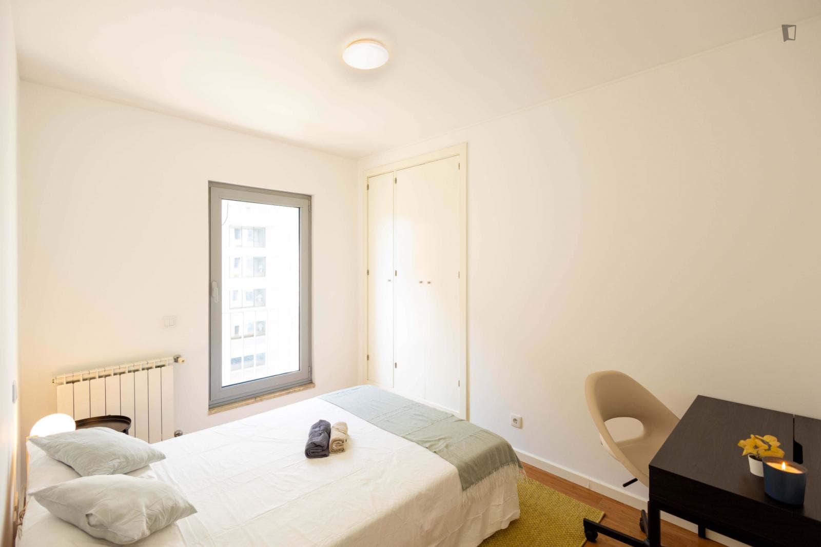 Cozy double bedroom in modern 5-bedroom apartment in Parque das Nações photo 1