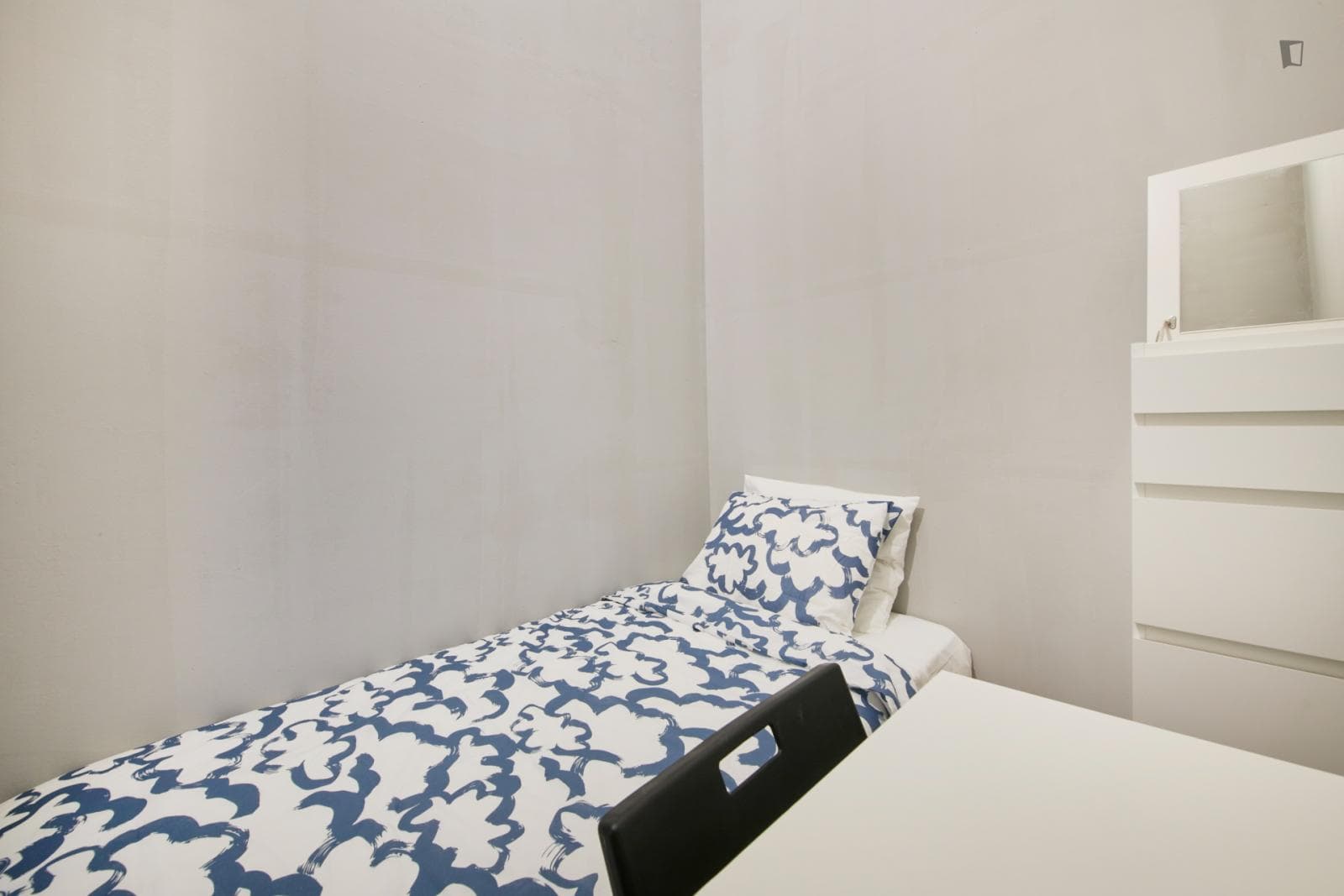 Single bedroom in a big student flat, in Entrecampos photo 1