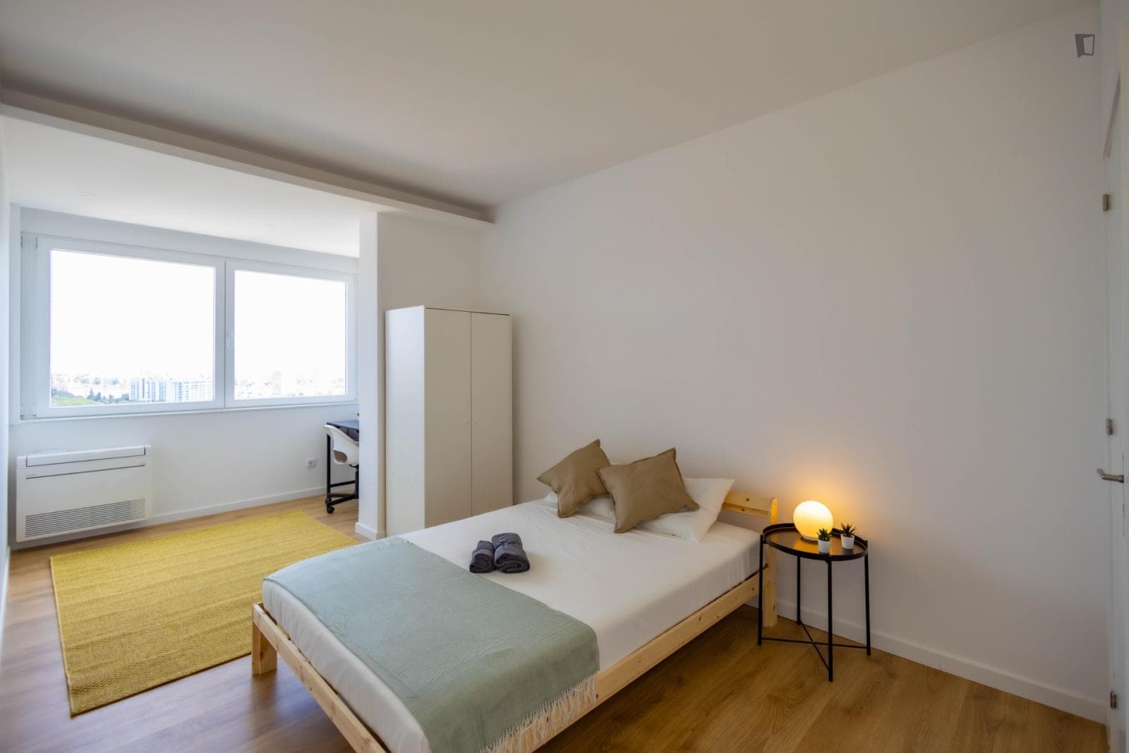 Modern spacious bedroom in 5-bedroom apartment close to Areeiro metro station photo 1