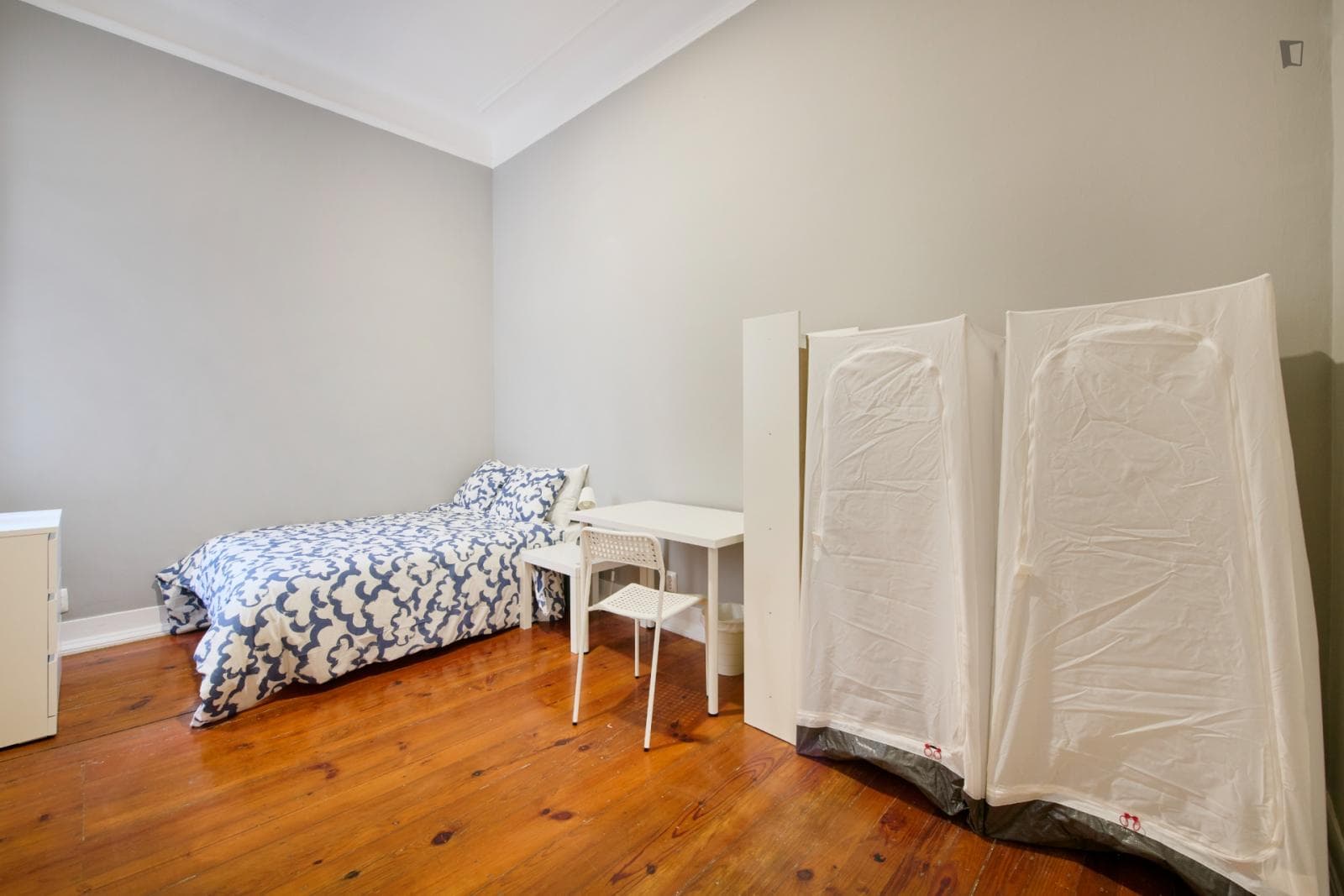 Alluring double bedroom in Entrecampos photo 1