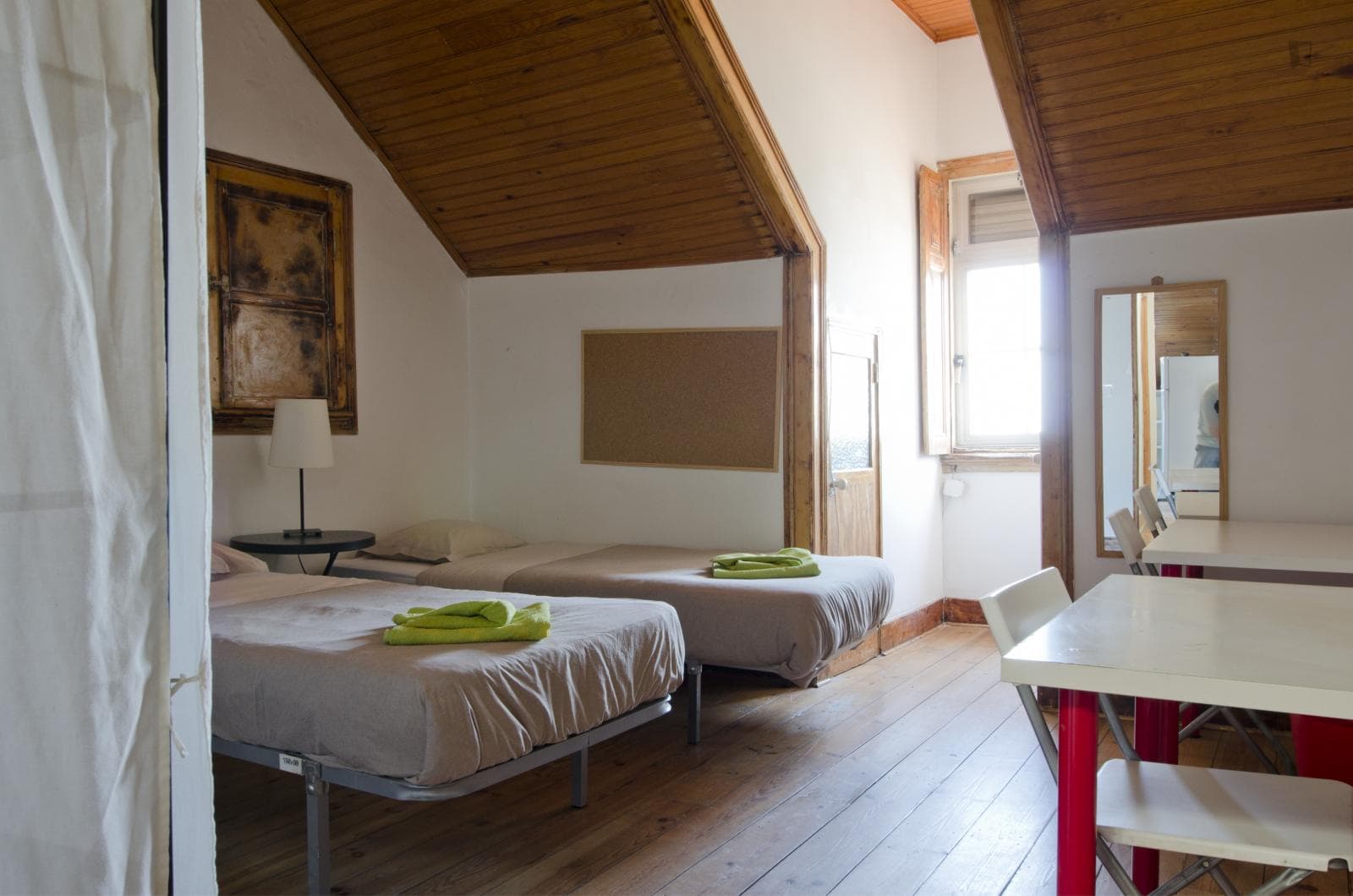 Wide twin bedroom in the classic Santa Apolónia neighbourhood photo 1