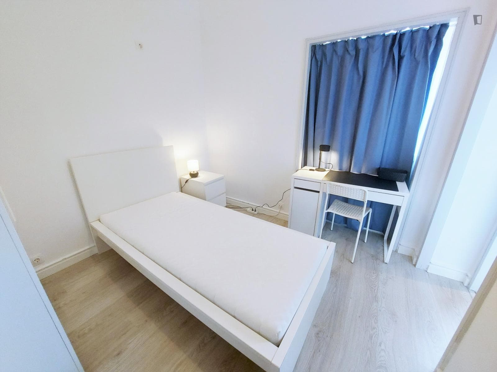 Welcoming single ensuite bedroom in Alvalade photo 1