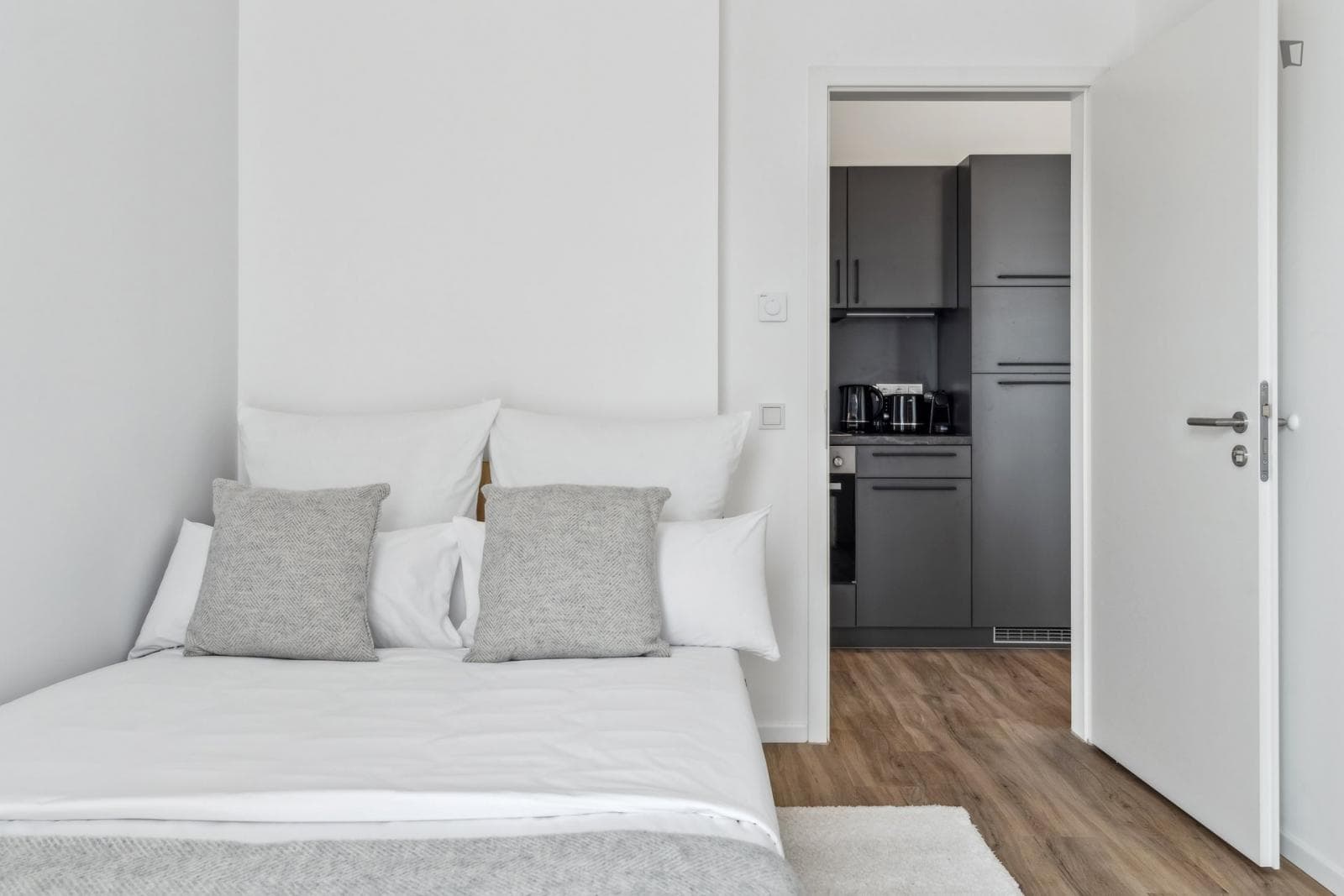 Bright double bedroom in nice shared flat near Leipzig's main train station photo 1
