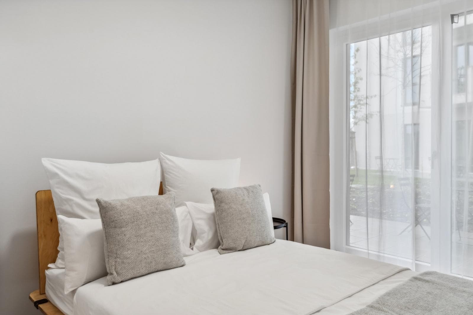Stylish double bedroom in modern flat in the dynamic and well-connected Zentrum-Nord district photo 1