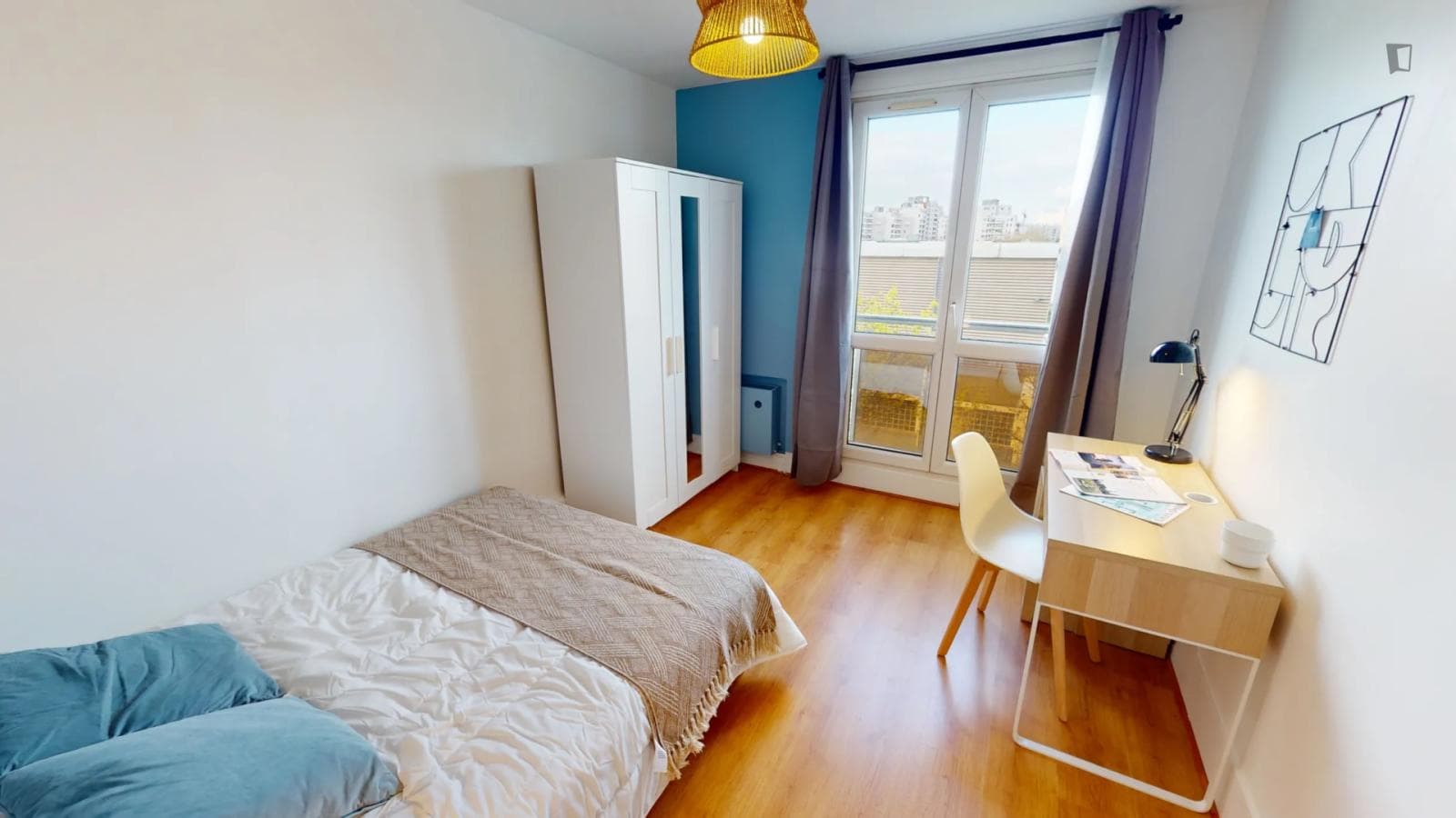 Colourful double bedroom near the Les Agnettes metro photo 1