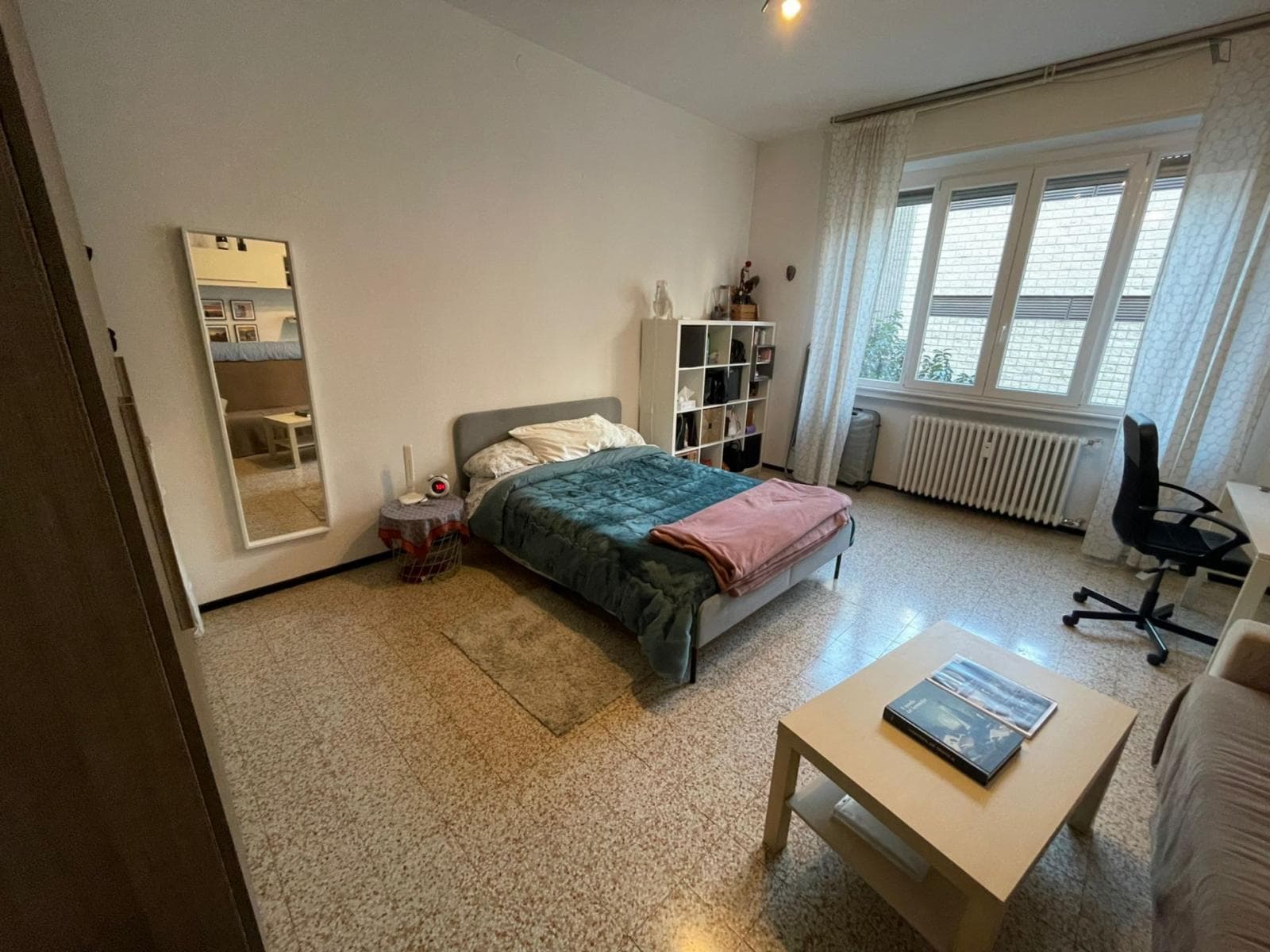 Single bedroom in 2-bedroom apartment photo 1