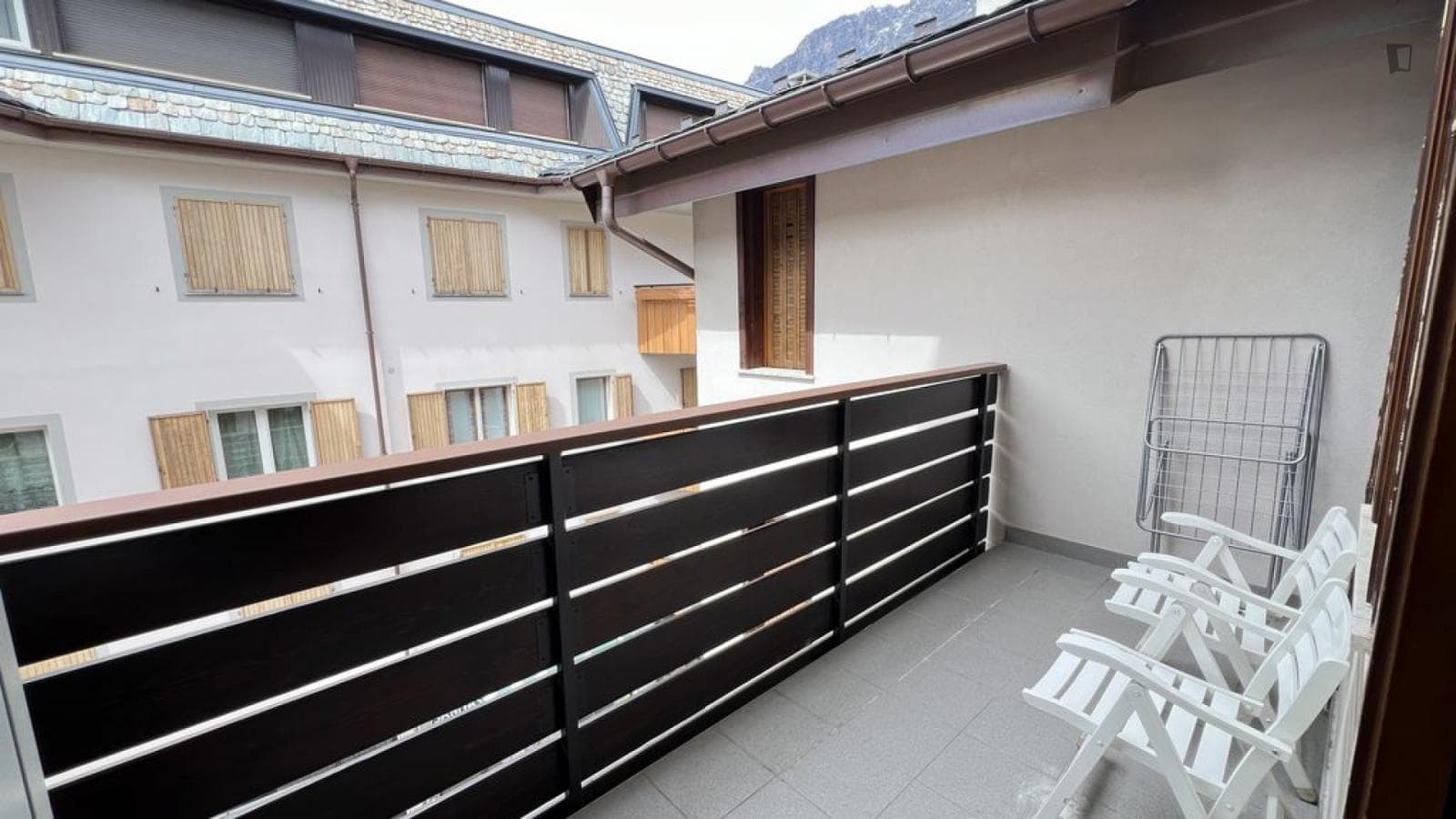 Cosy 1-bedroom flat with a mountain view in well-connected location photo 1