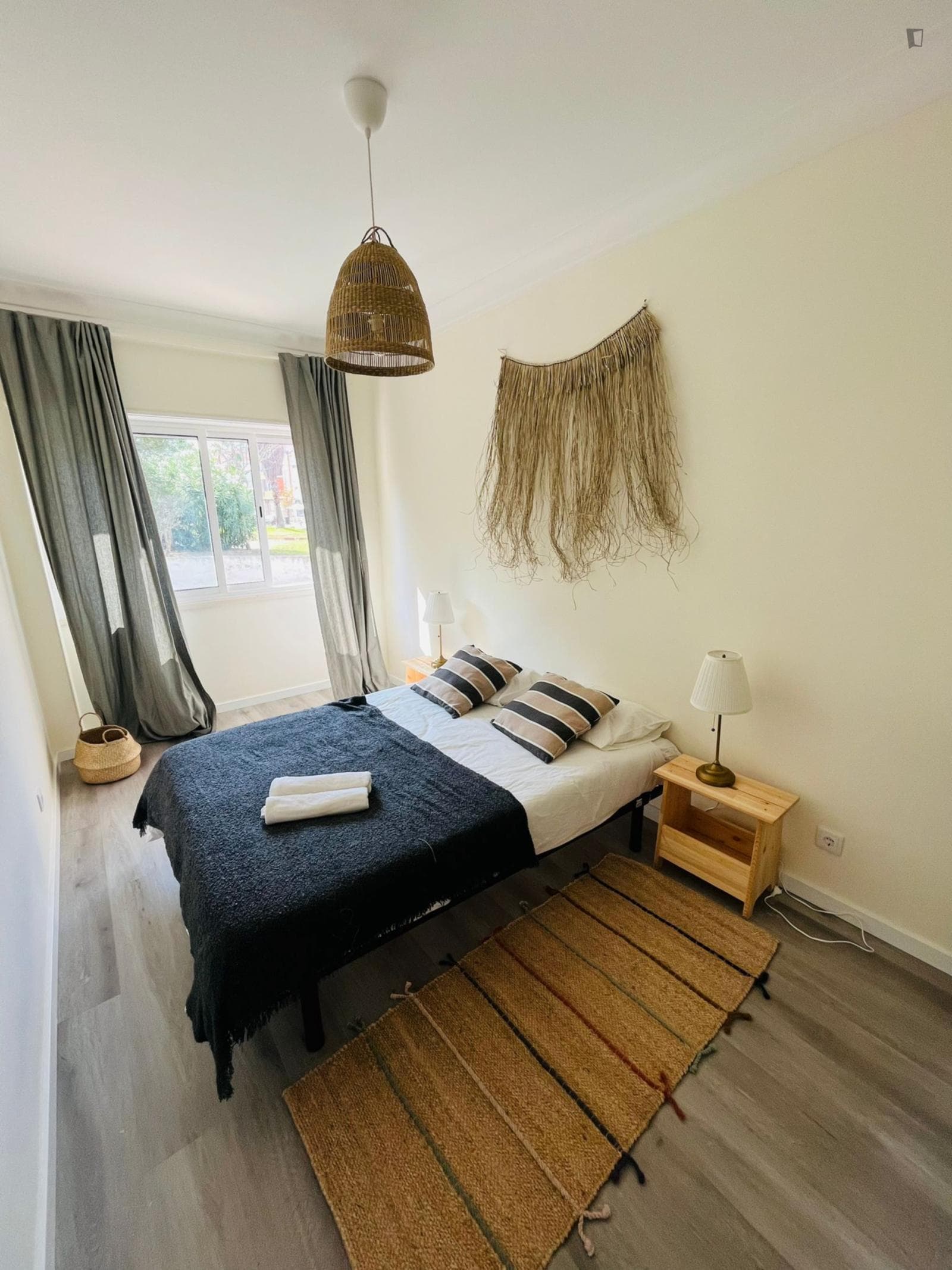 Stylish bedroom in a 3-bedroom flat photo 1