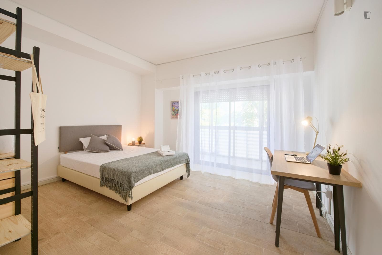 Large double bedroom with a balcony, in Arroios photo 1