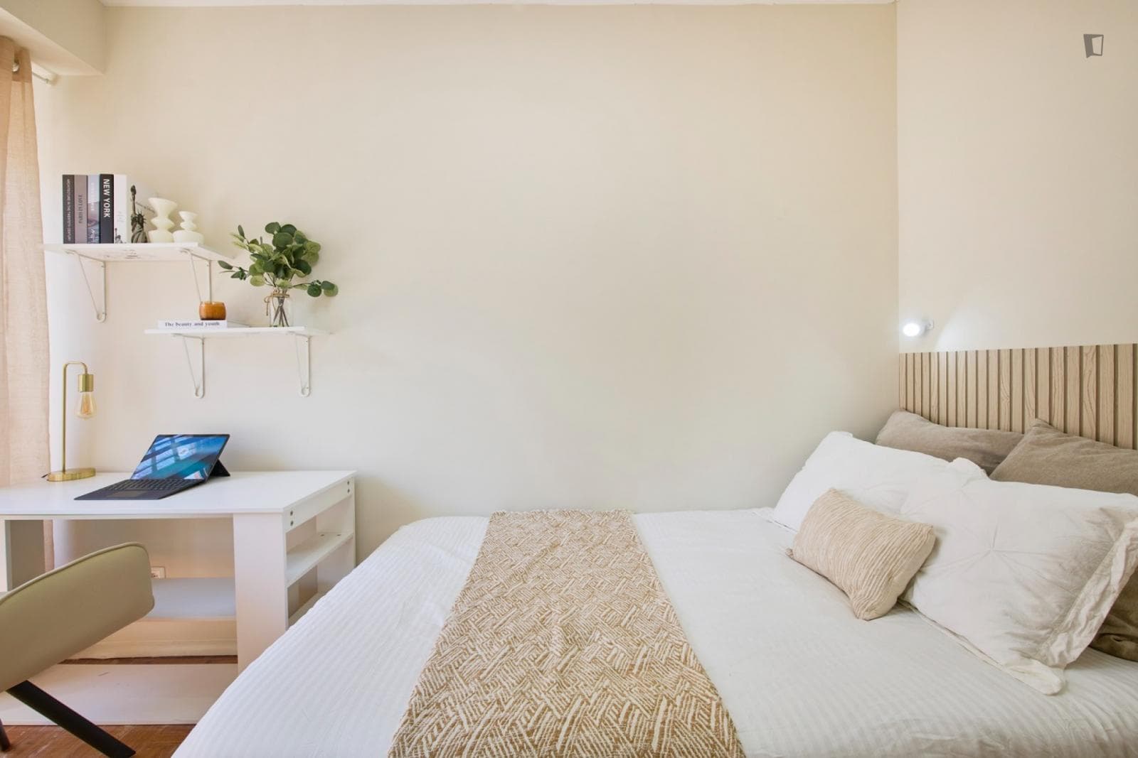 Cozy single bedroom photo 1