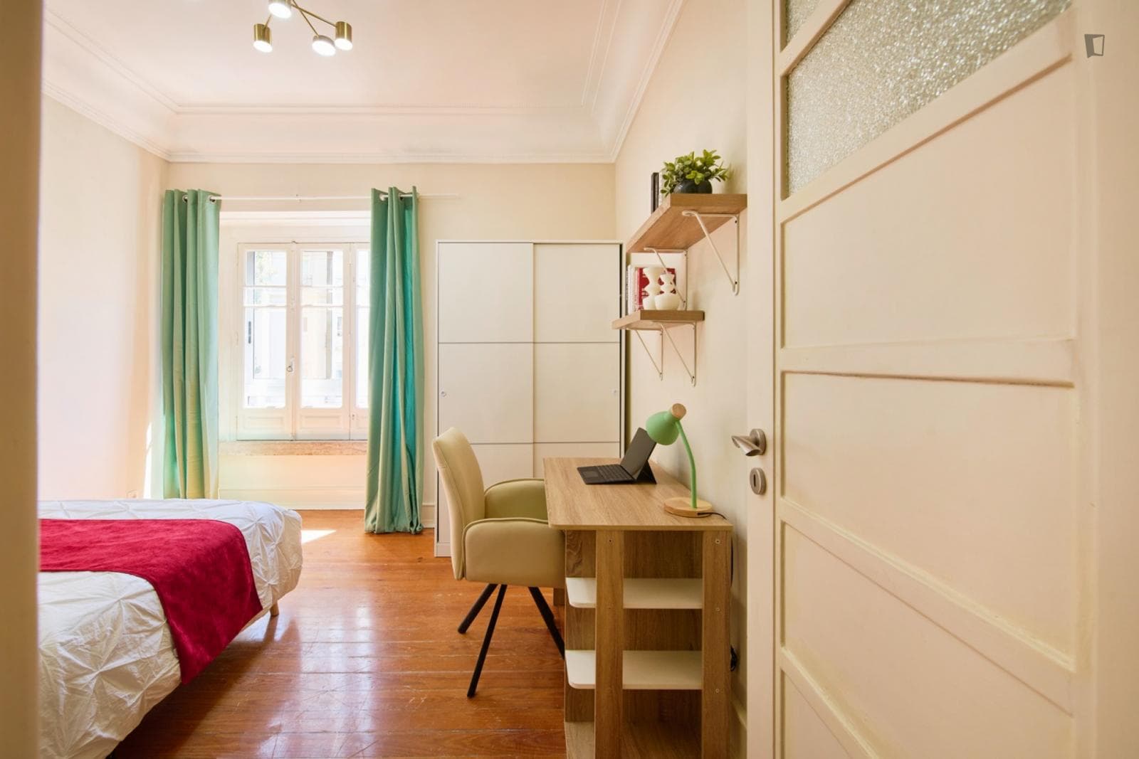Great looking single bedroom photo 1