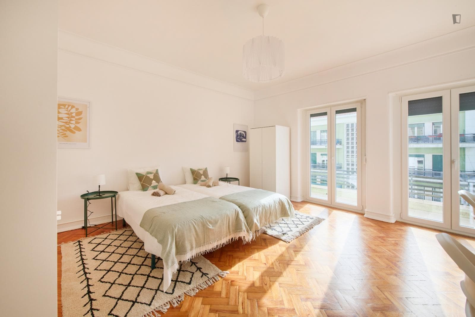 Sunny and spacious twin bedroom near the Roma metro photo 1