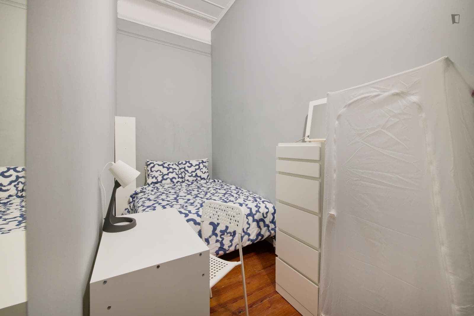 Welcoming double bedroom near Lisbon's univeristy campus photo 1