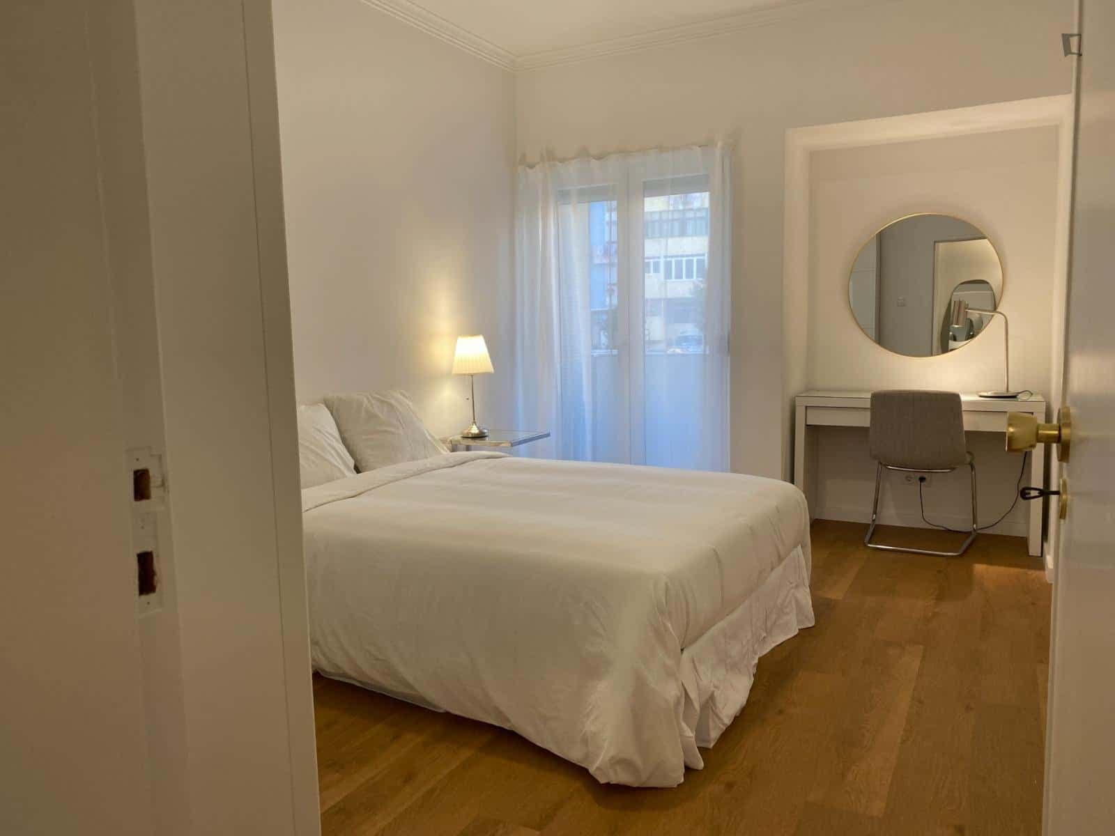 Single room with private balcony in Lisbon (metropolitan area), room 3 photo 1