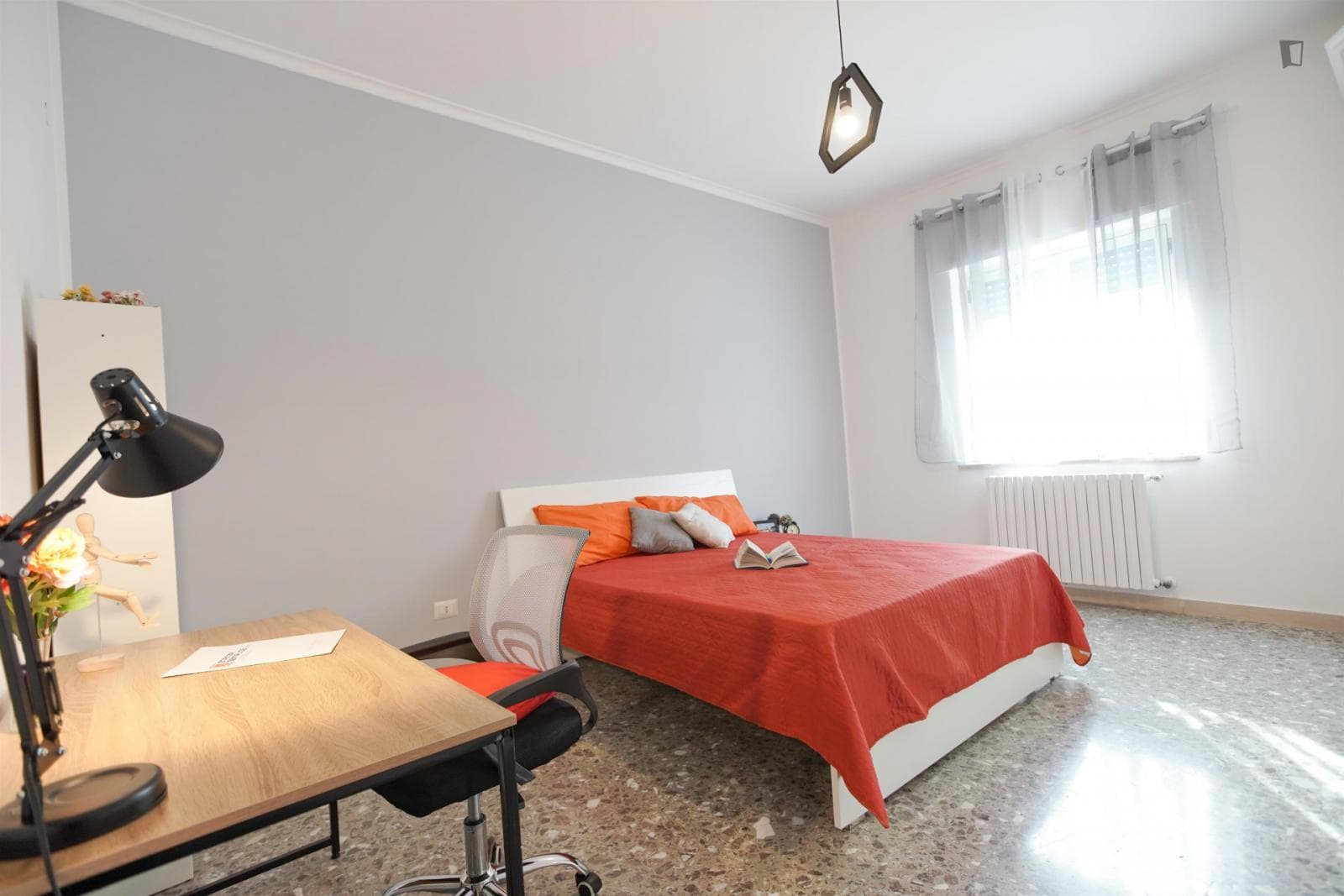 Spacious double bedroom near the Solfatara train station photo 1